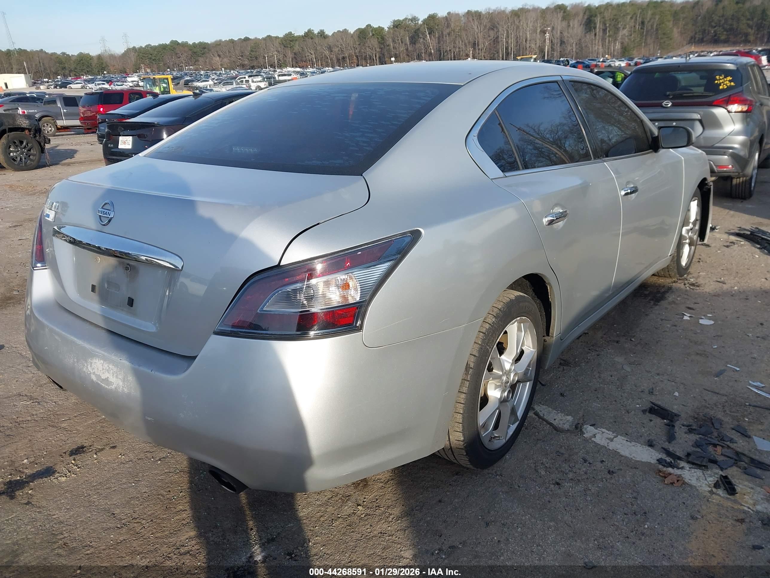 NISSAN MAXIMA image 4