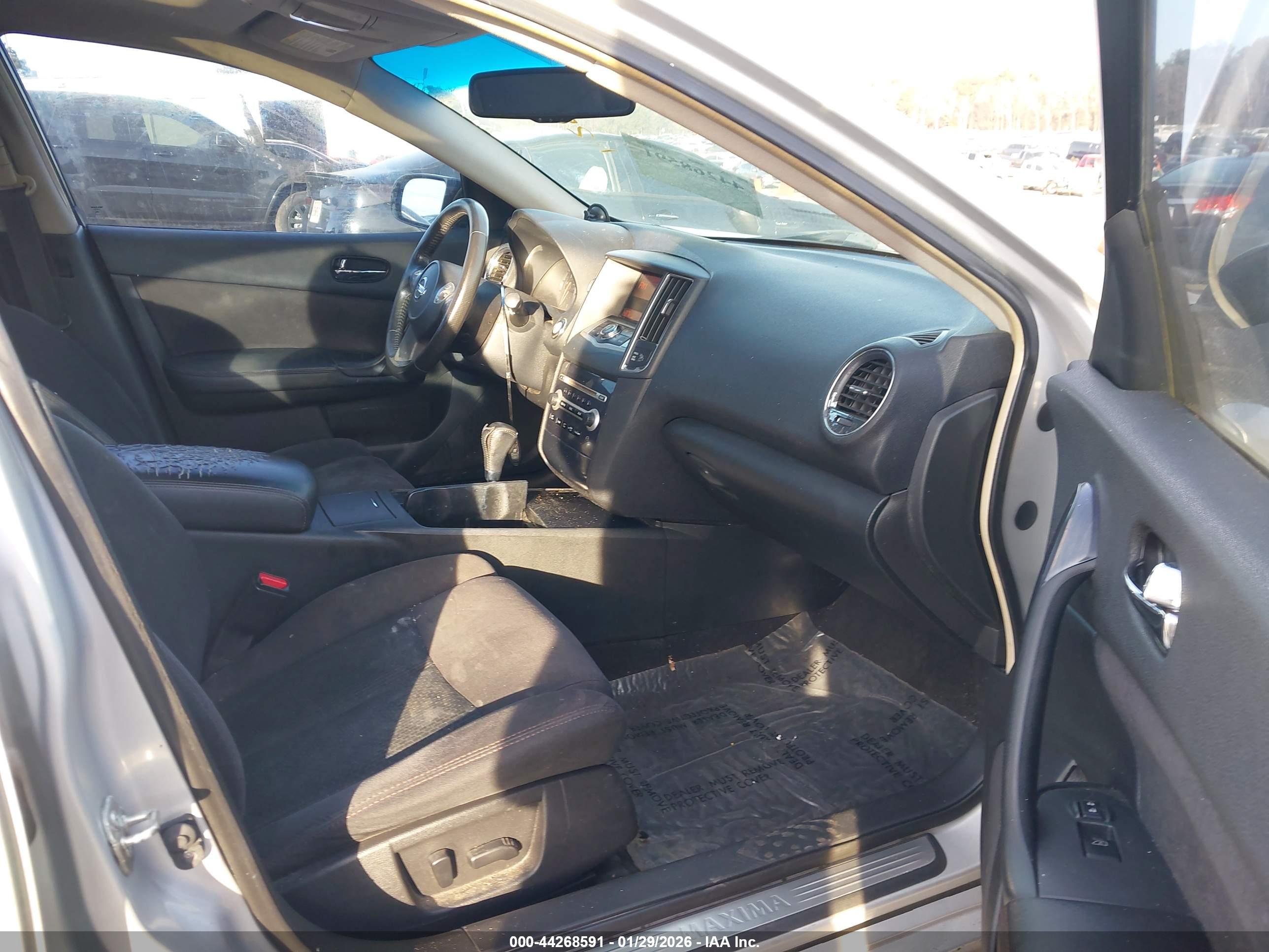 NISSAN MAXIMA image 5