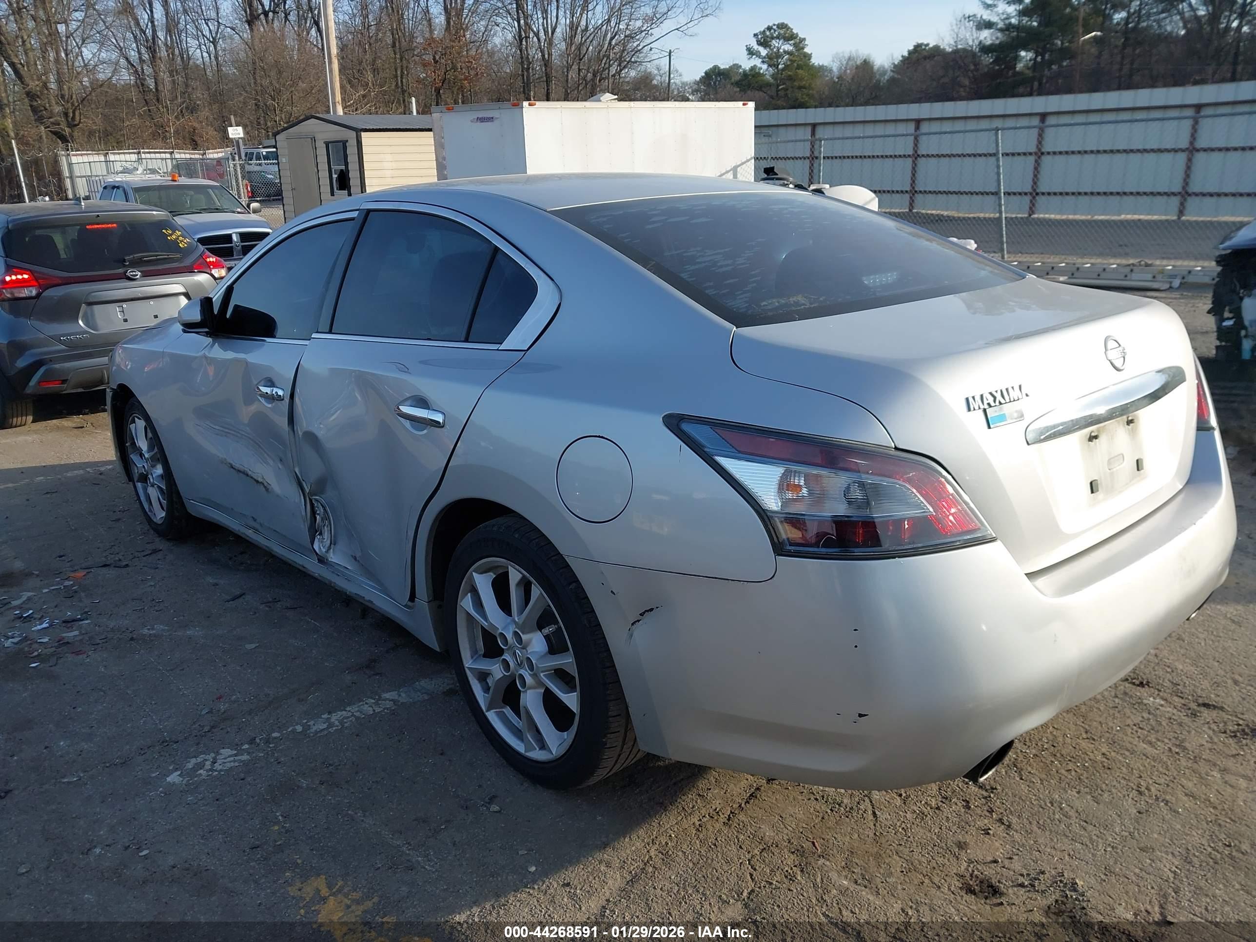 NISSAN MAXIMA image 6