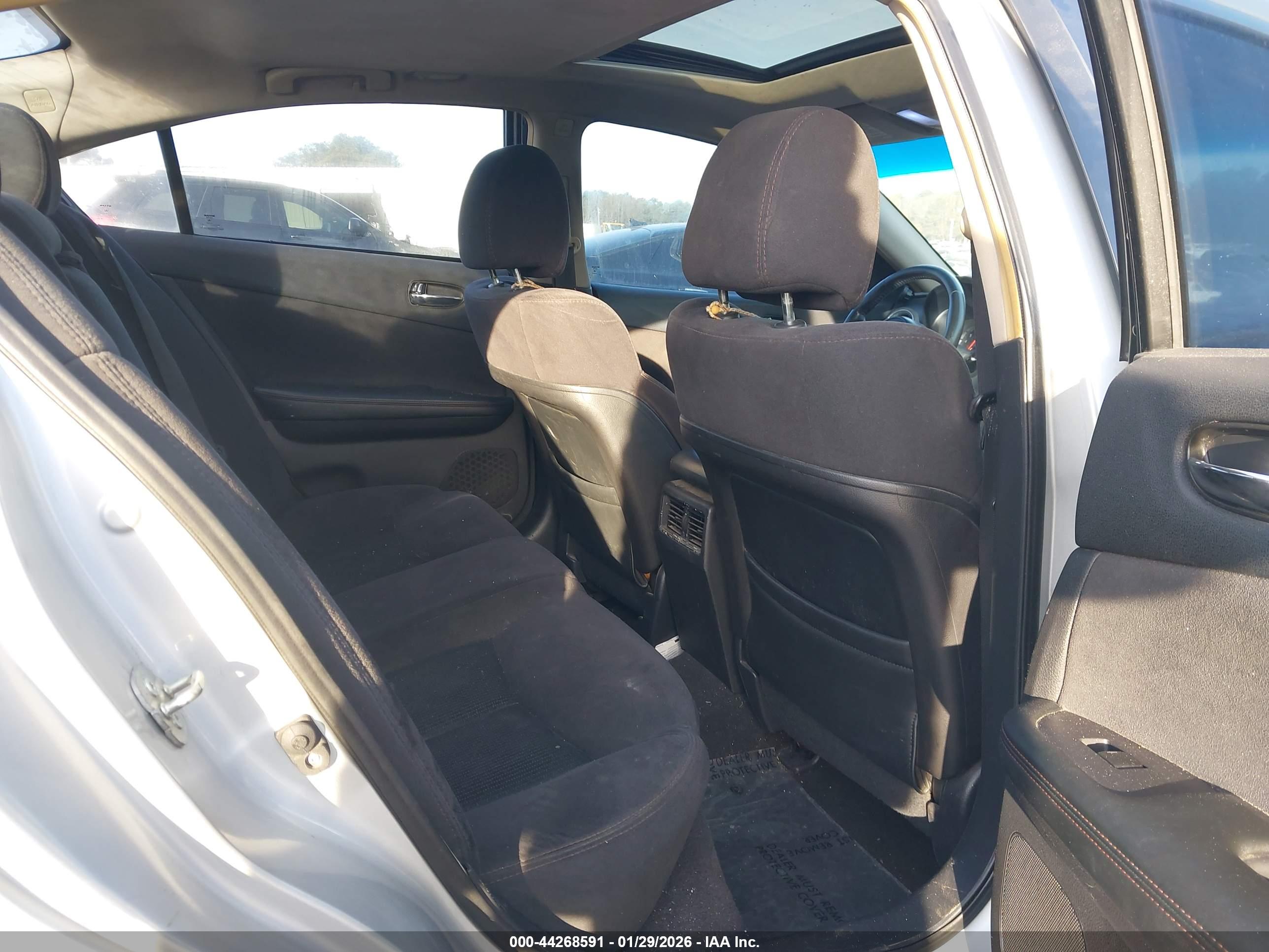 NISSAN MAXIMA image 8