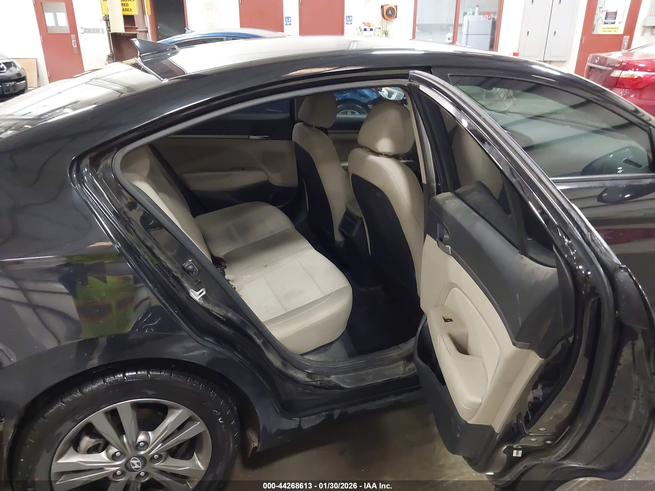 HYUNDAI ELANTRA image 8