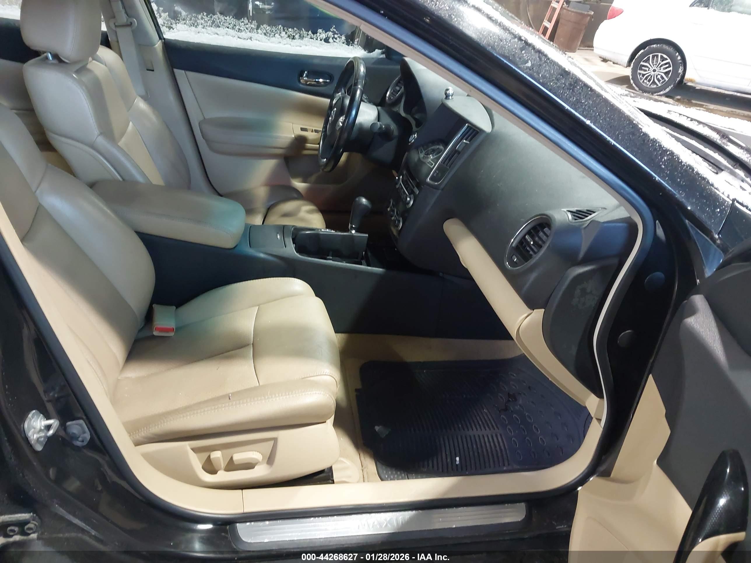 NISSAN MAXIMA image 5