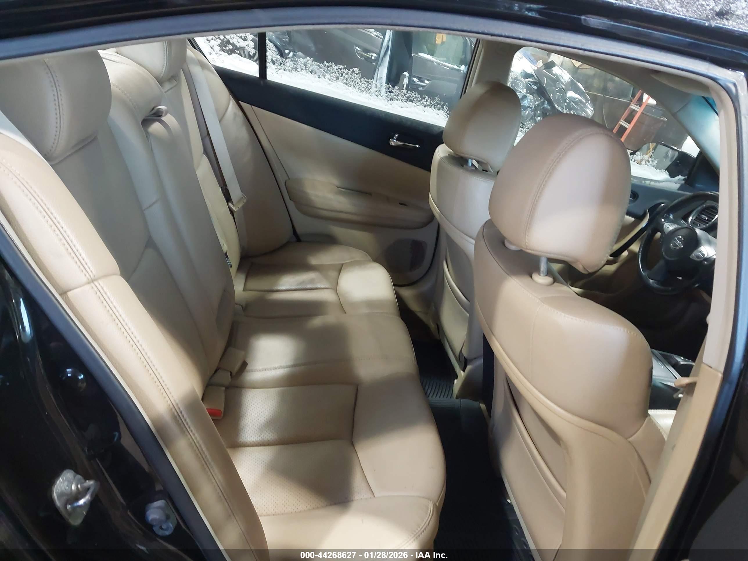 NISSAN MAXIMA image 8