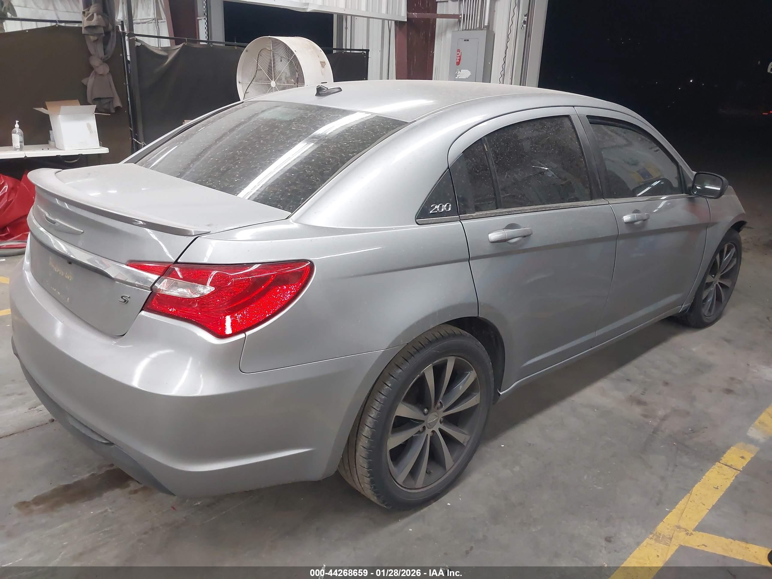 CHRYSLER 200 image 4