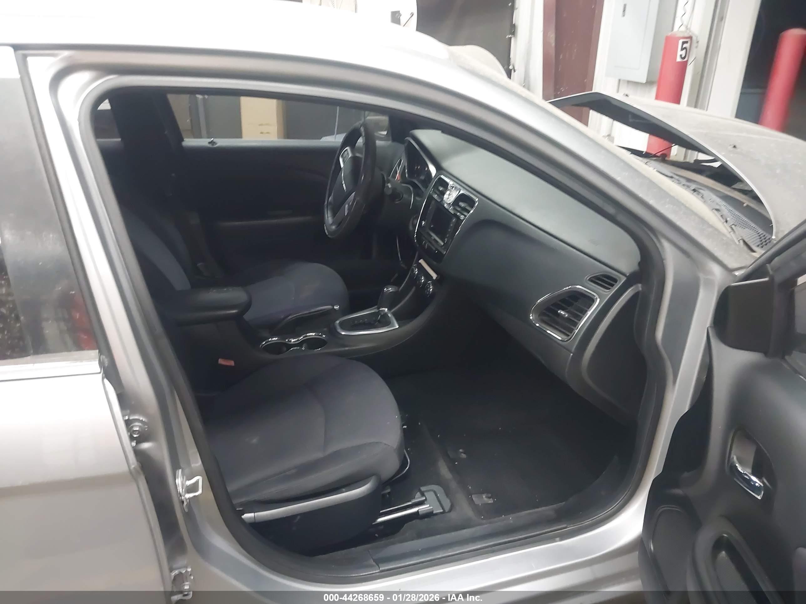 CHRYSLER 200 image 5