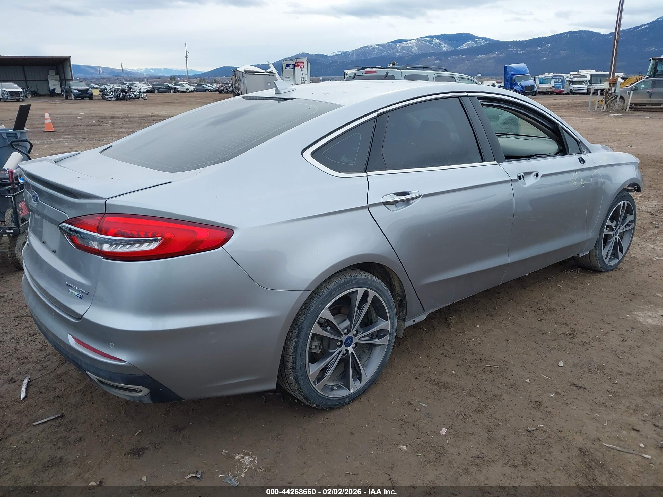 FORD FUSION image 4