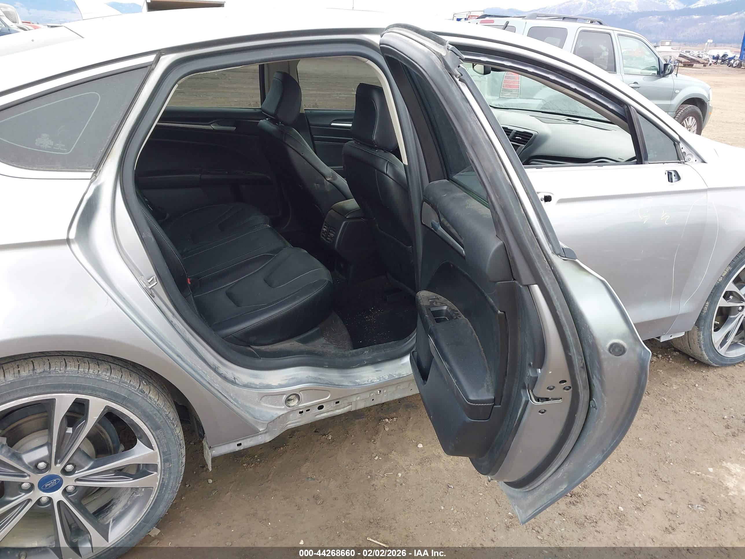 FORD FUSION image 8