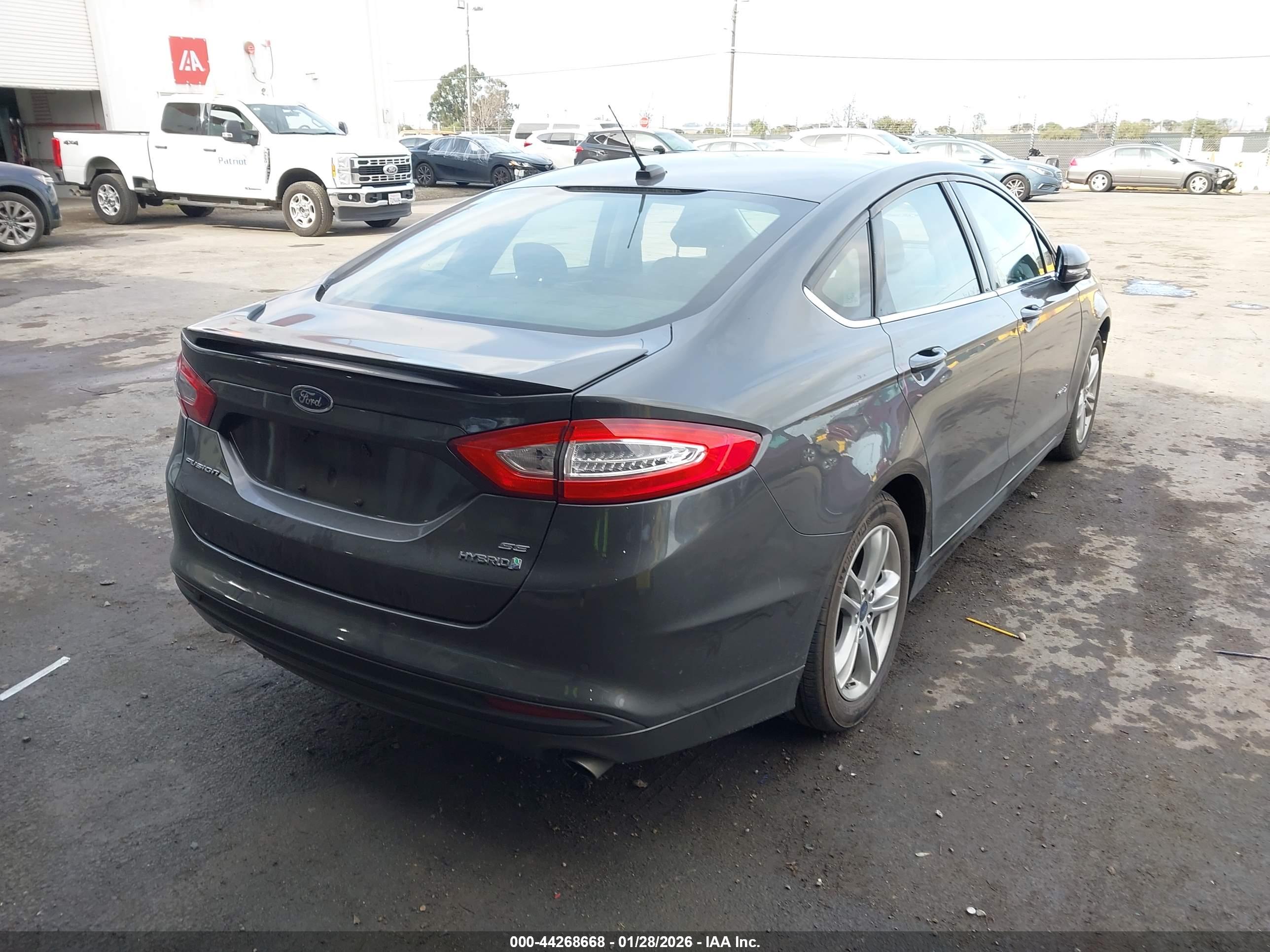 FORD FUSION image 4
