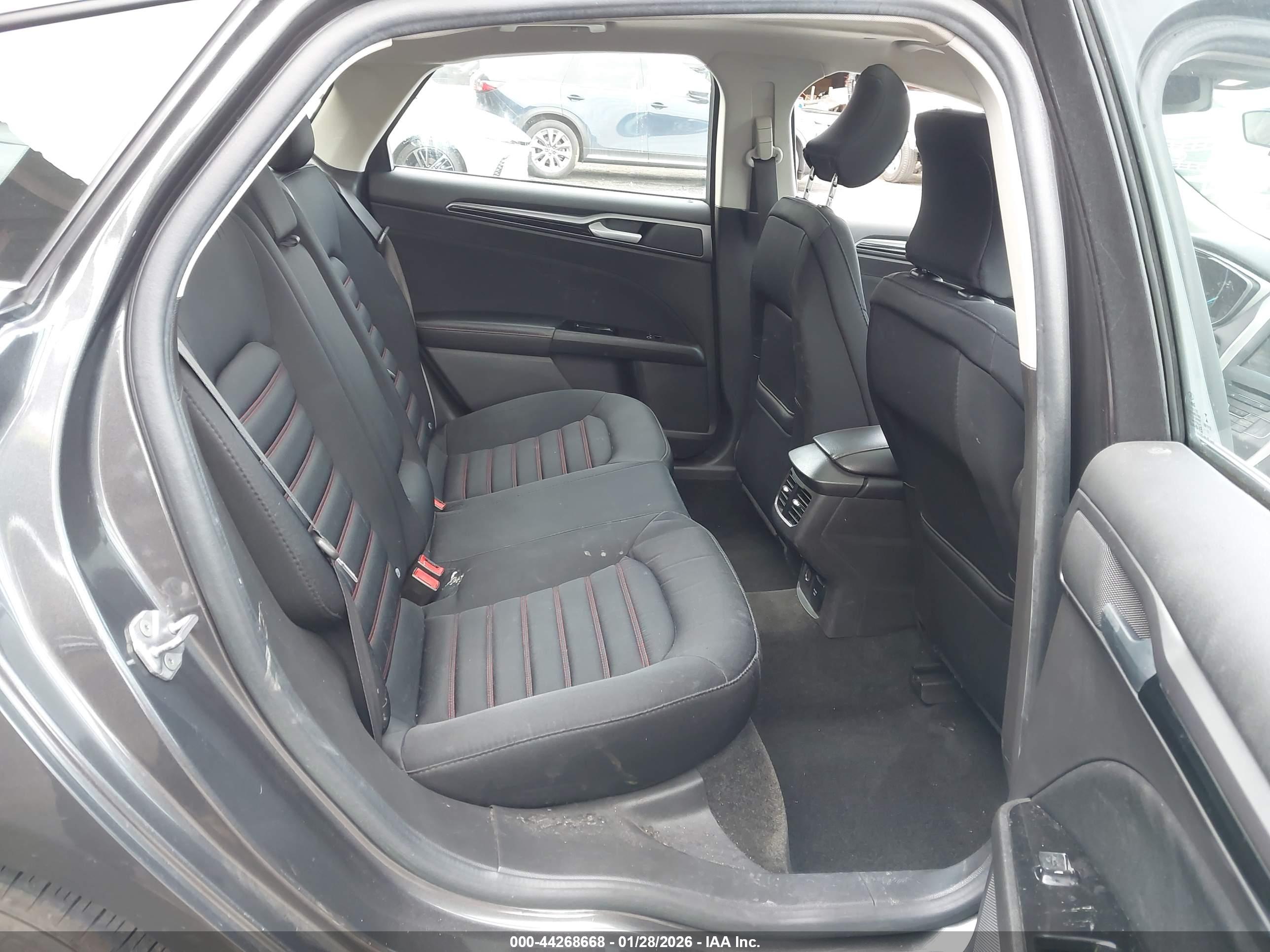 FORD FUSION image 8
