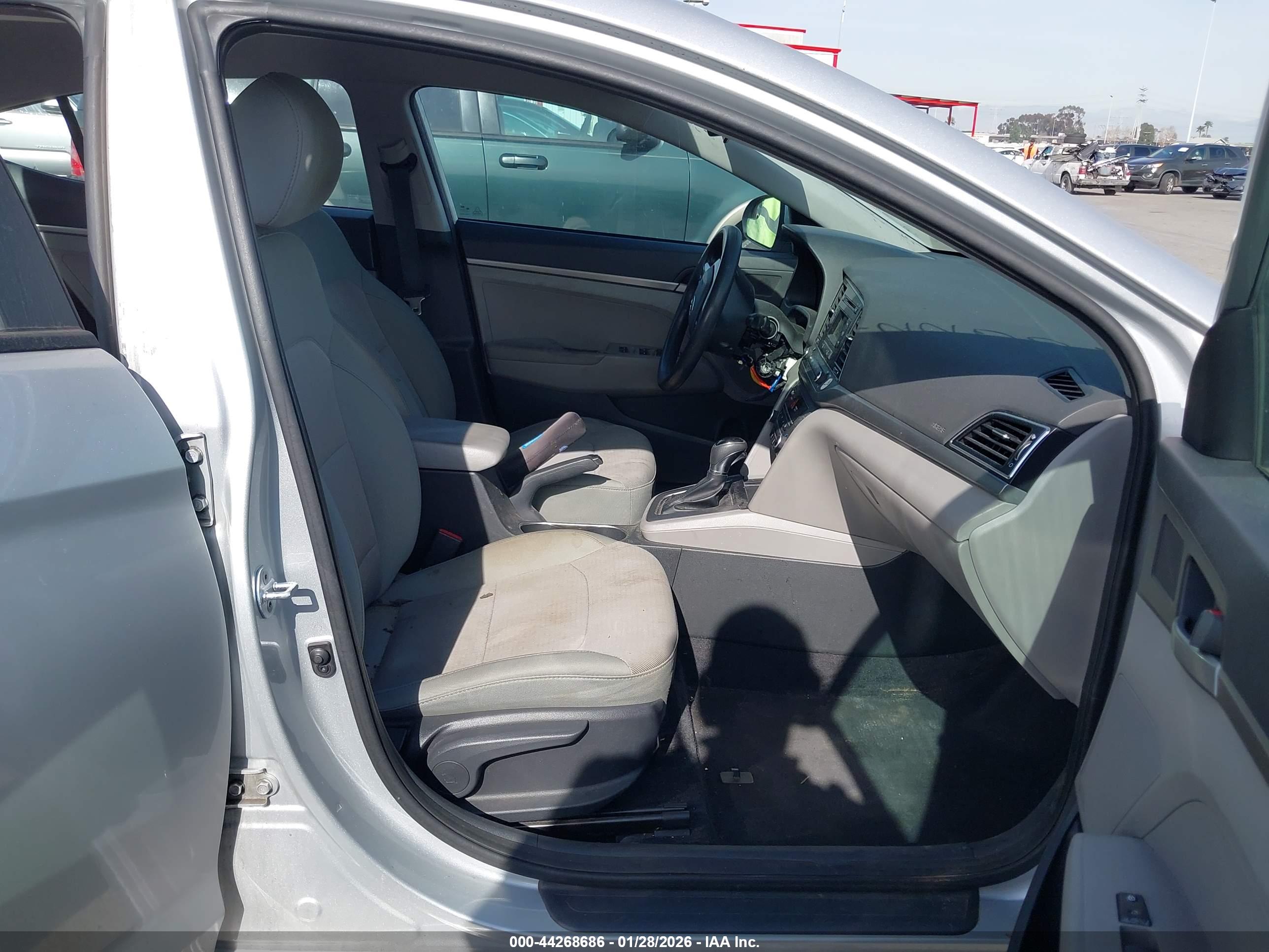 HYUNDAI ELANTRA image 5