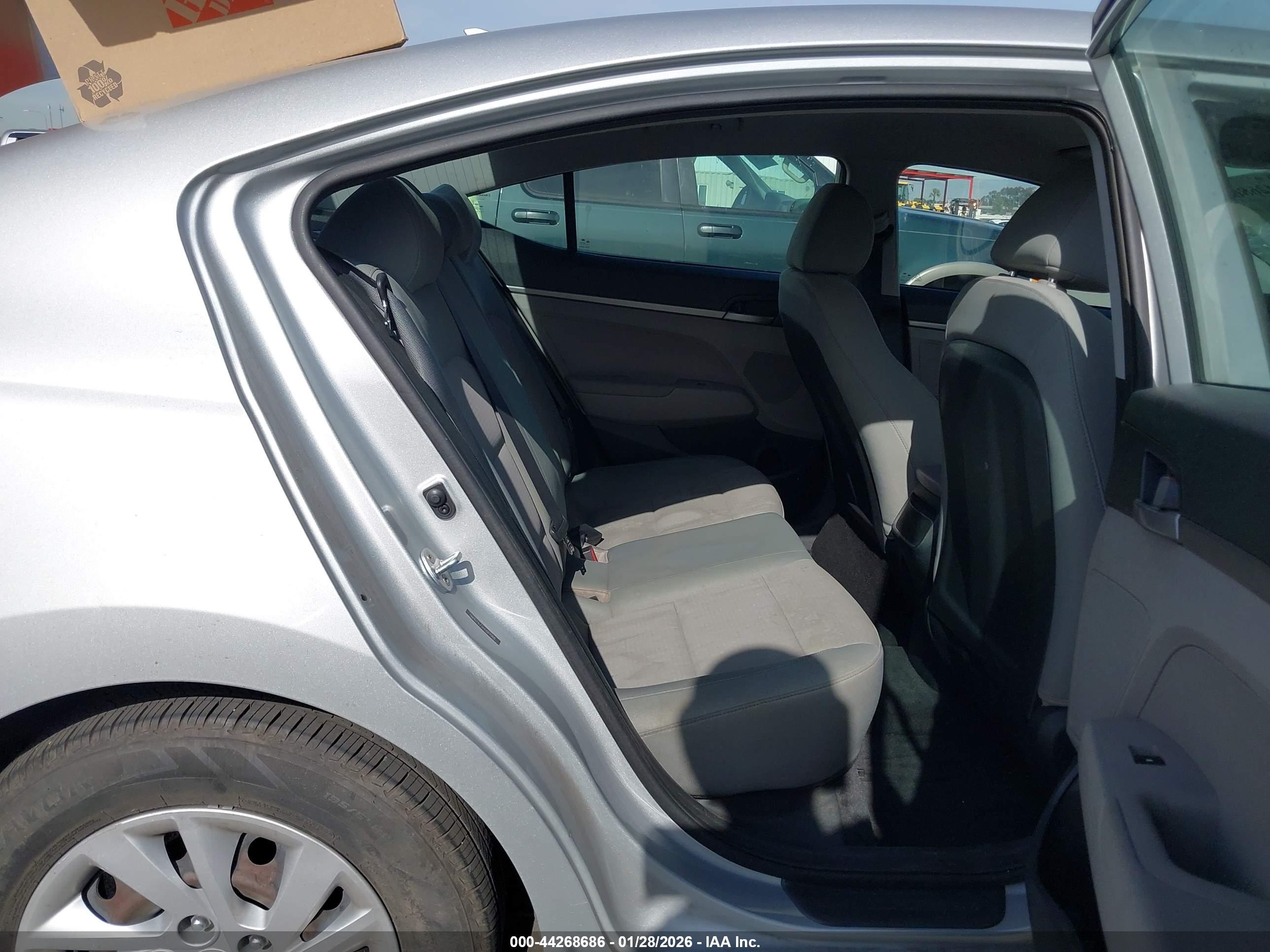 HYUNDAI ELANTRA image 8