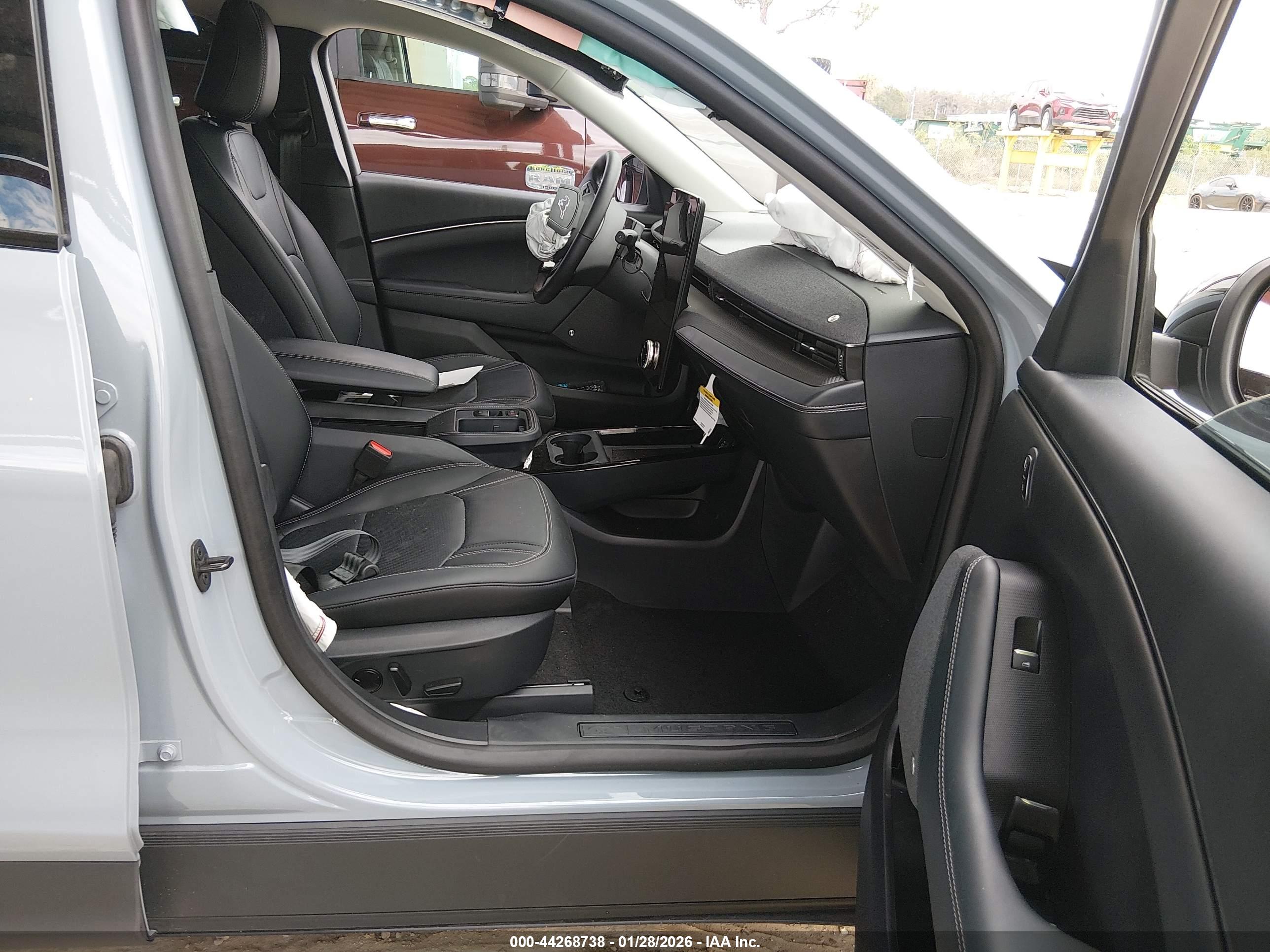 FORD MUSTANG image 5