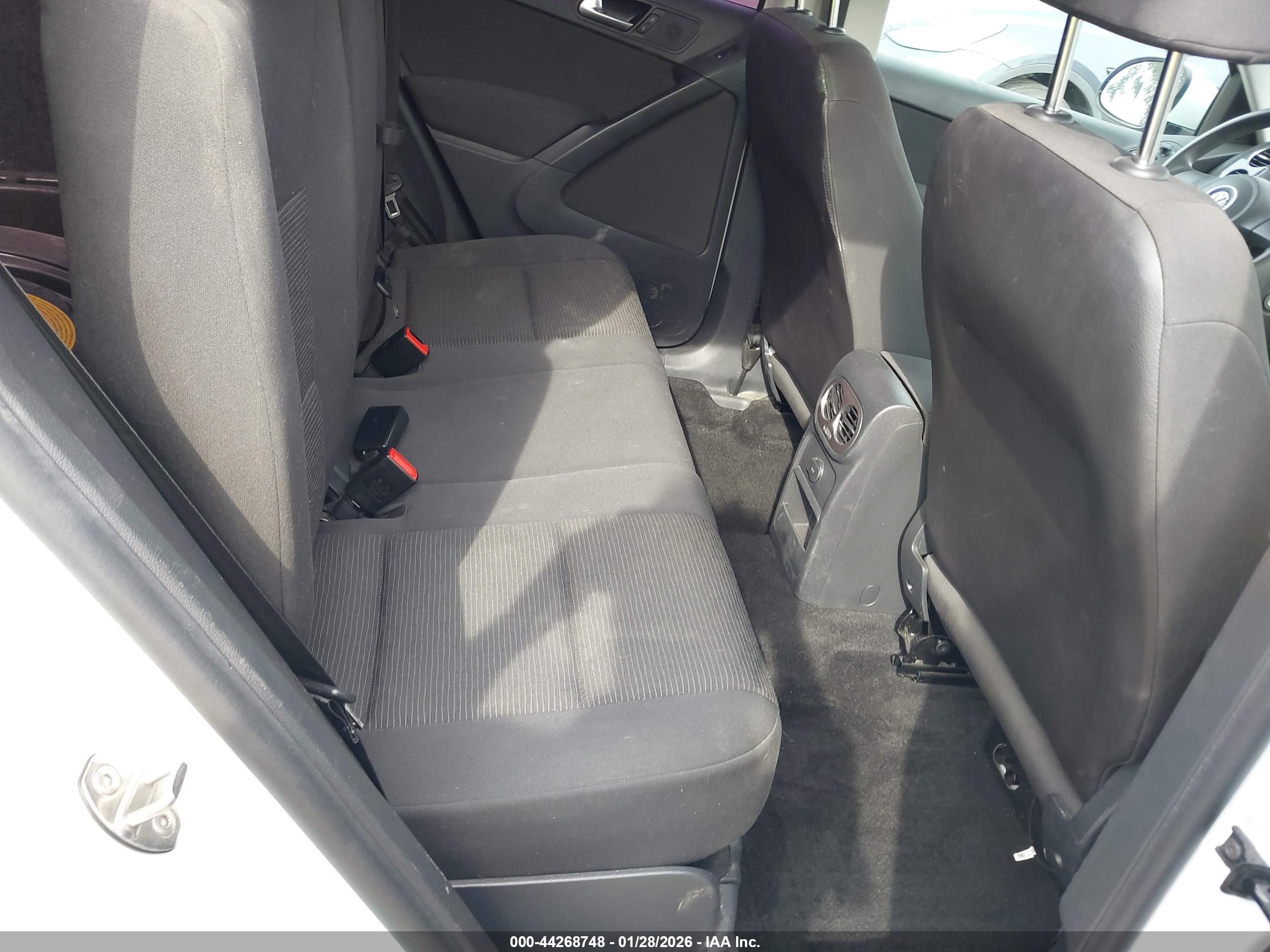 VOLKSWAGEN TIGUAN image 8
