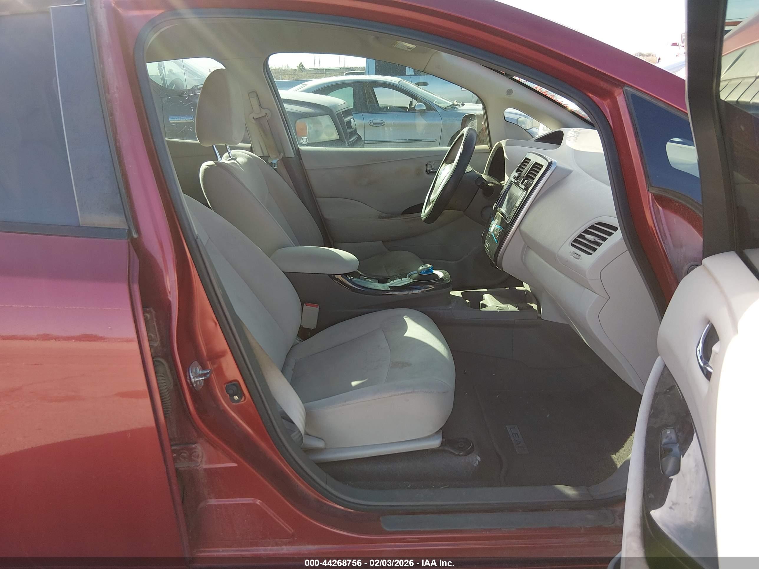 NISSAN LEAF image 5