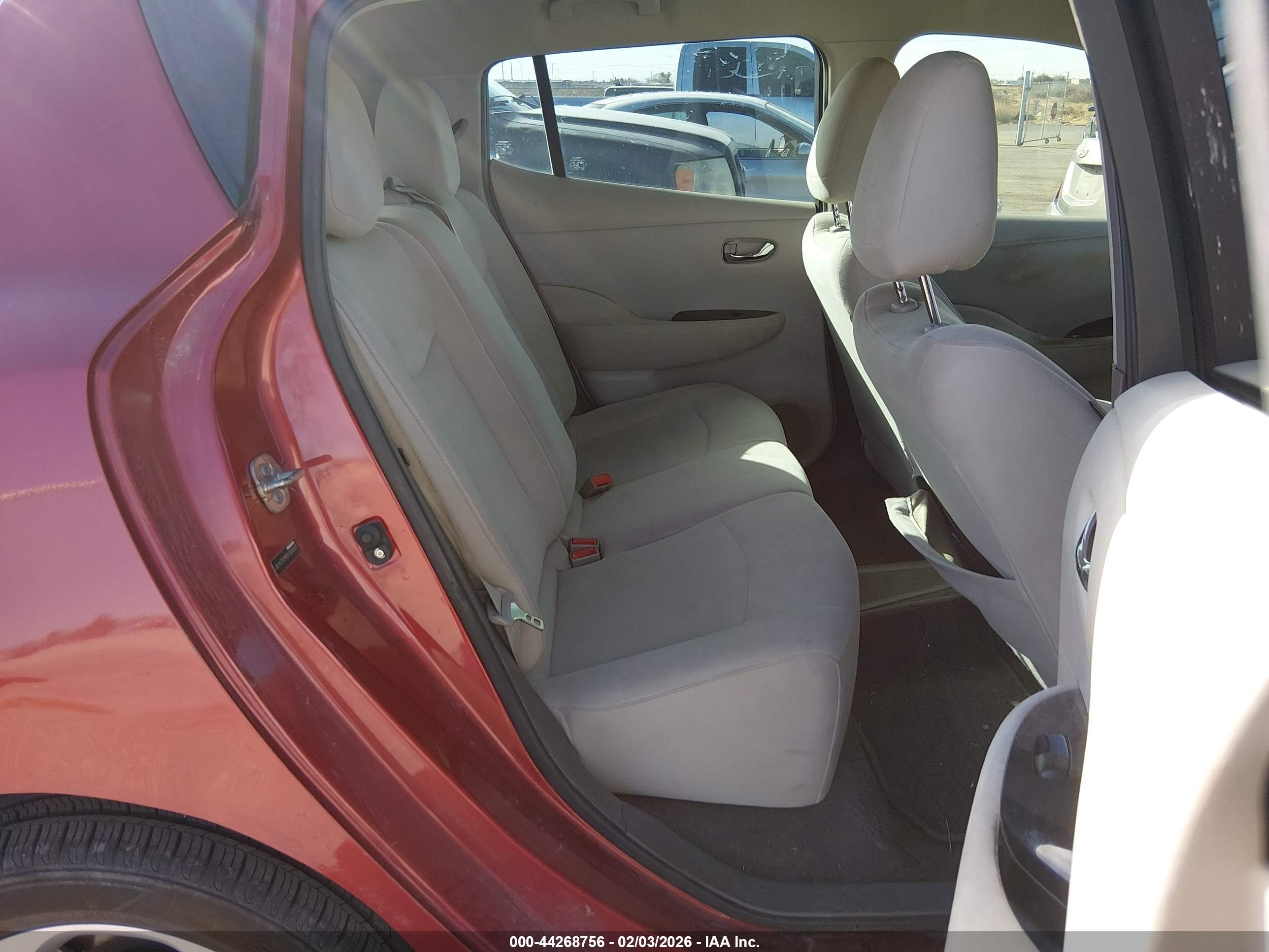 NISSAN LEAF image 8
