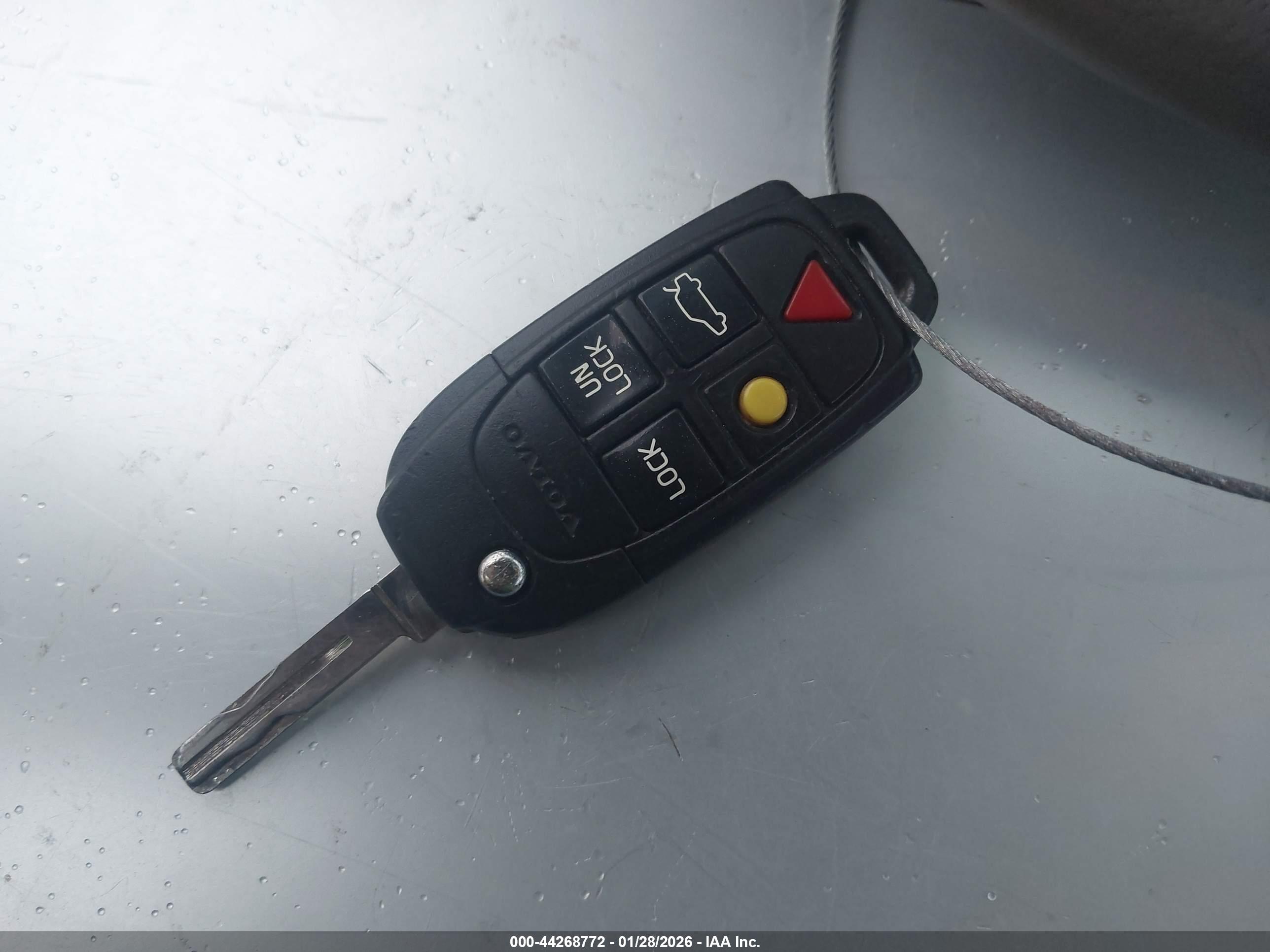 VOLVO XC70 image 11
