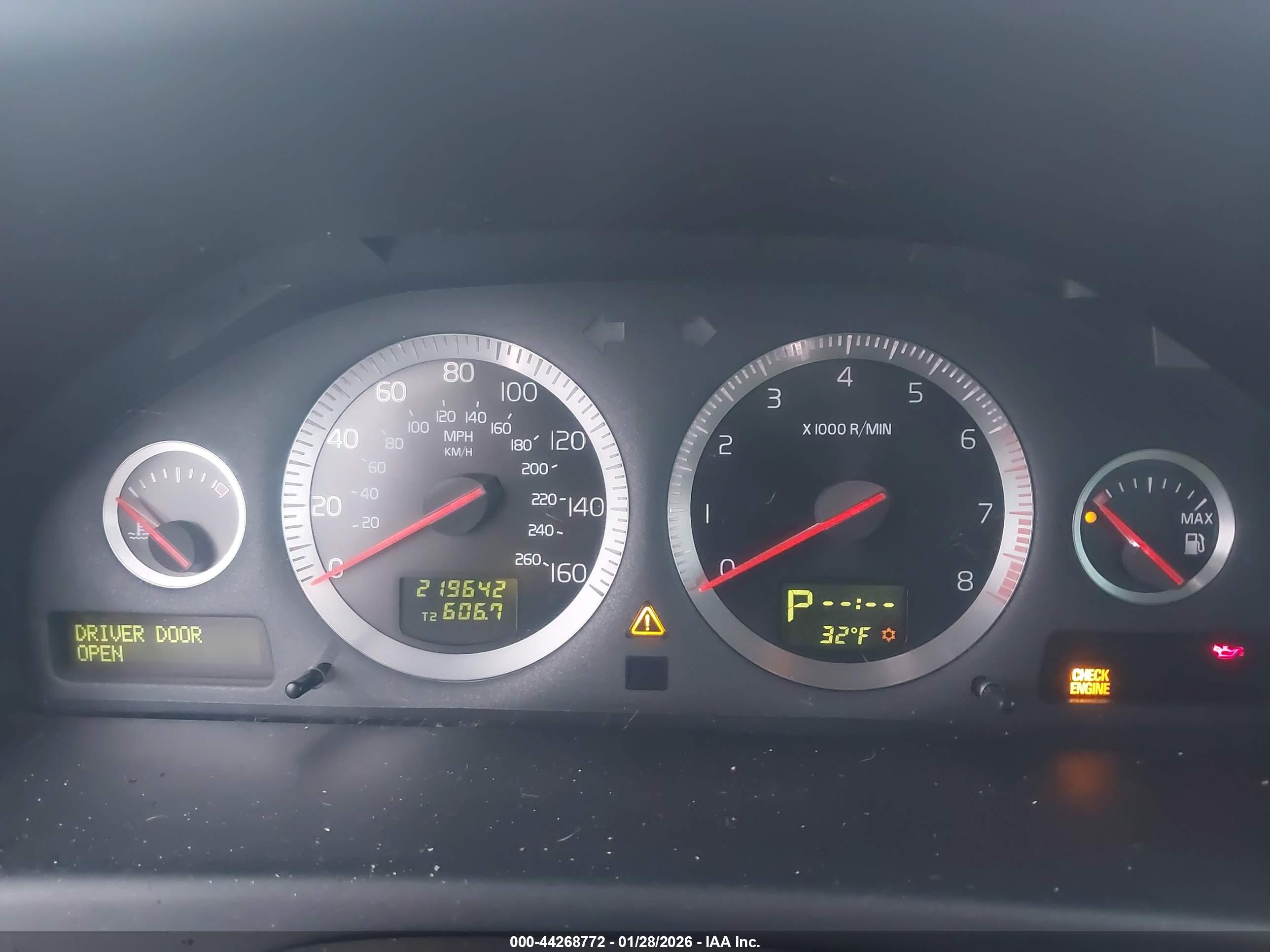 VOLVO XC70 image 7