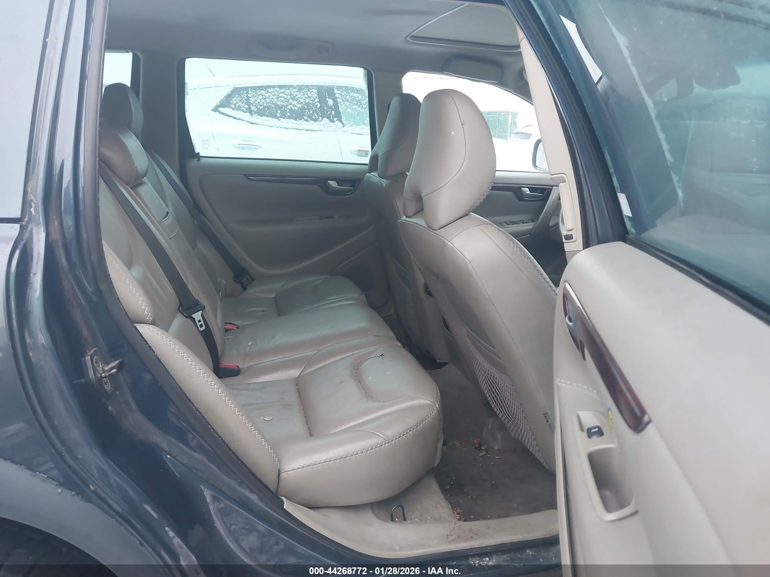 VOLVO XC70 image 8