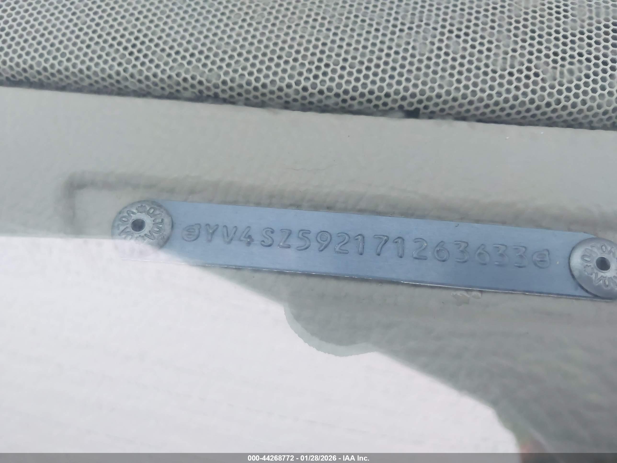 VOLVO XC70 image 9