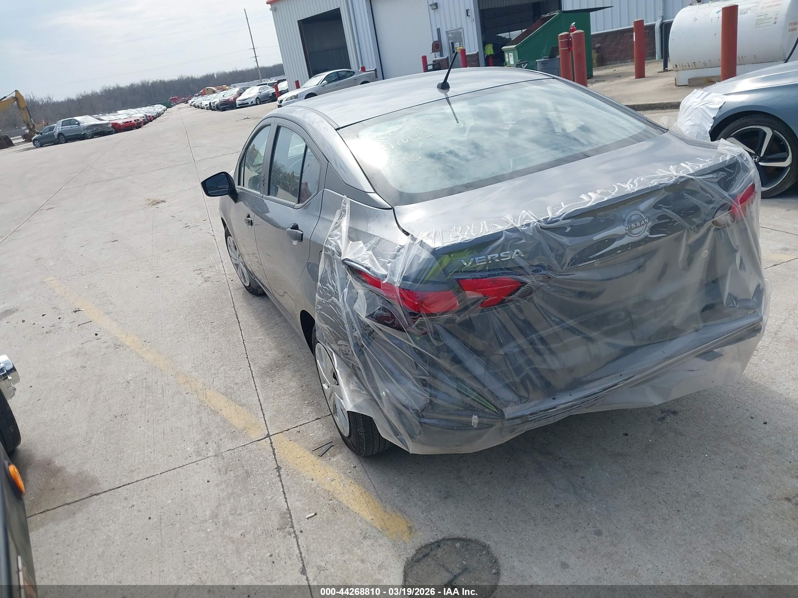 NISSAN VERSA image 3