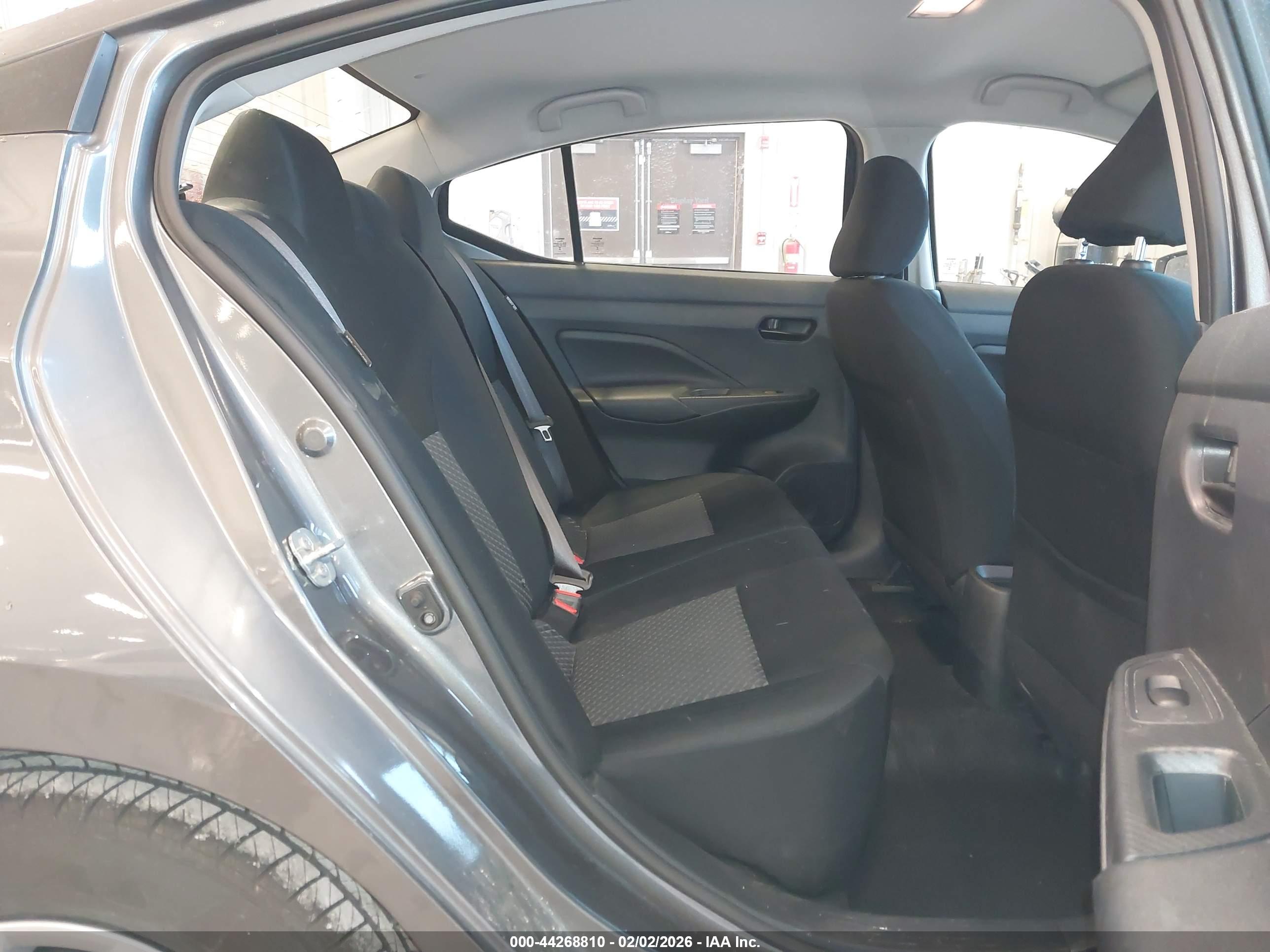 NISSAN VERSA image 8