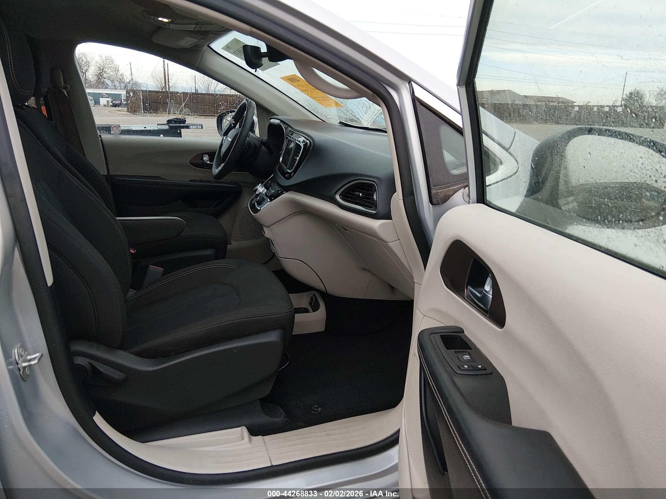 CHRYSLER VOYAGER image 5