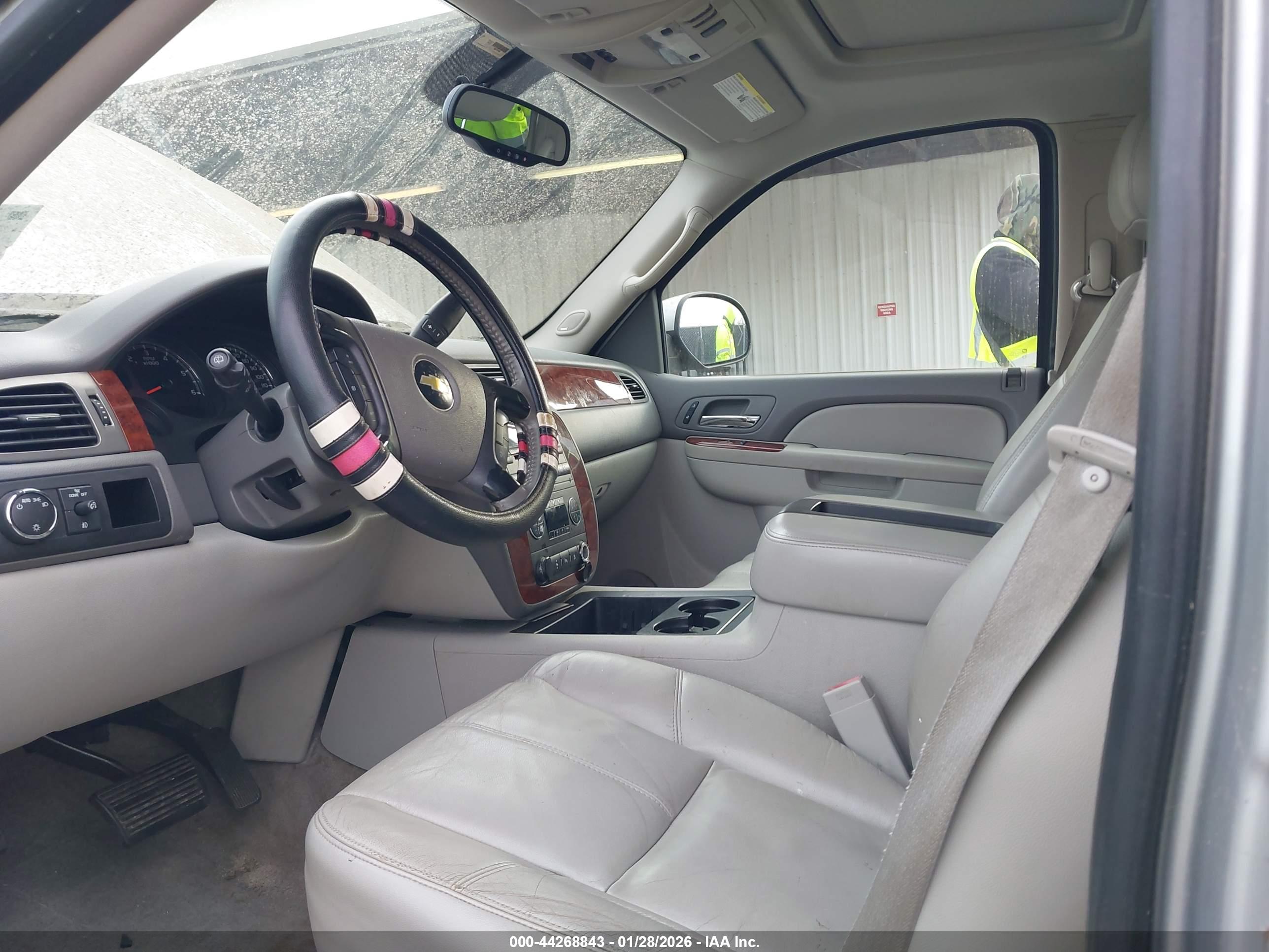 CHEVROLET TAHOE image 5