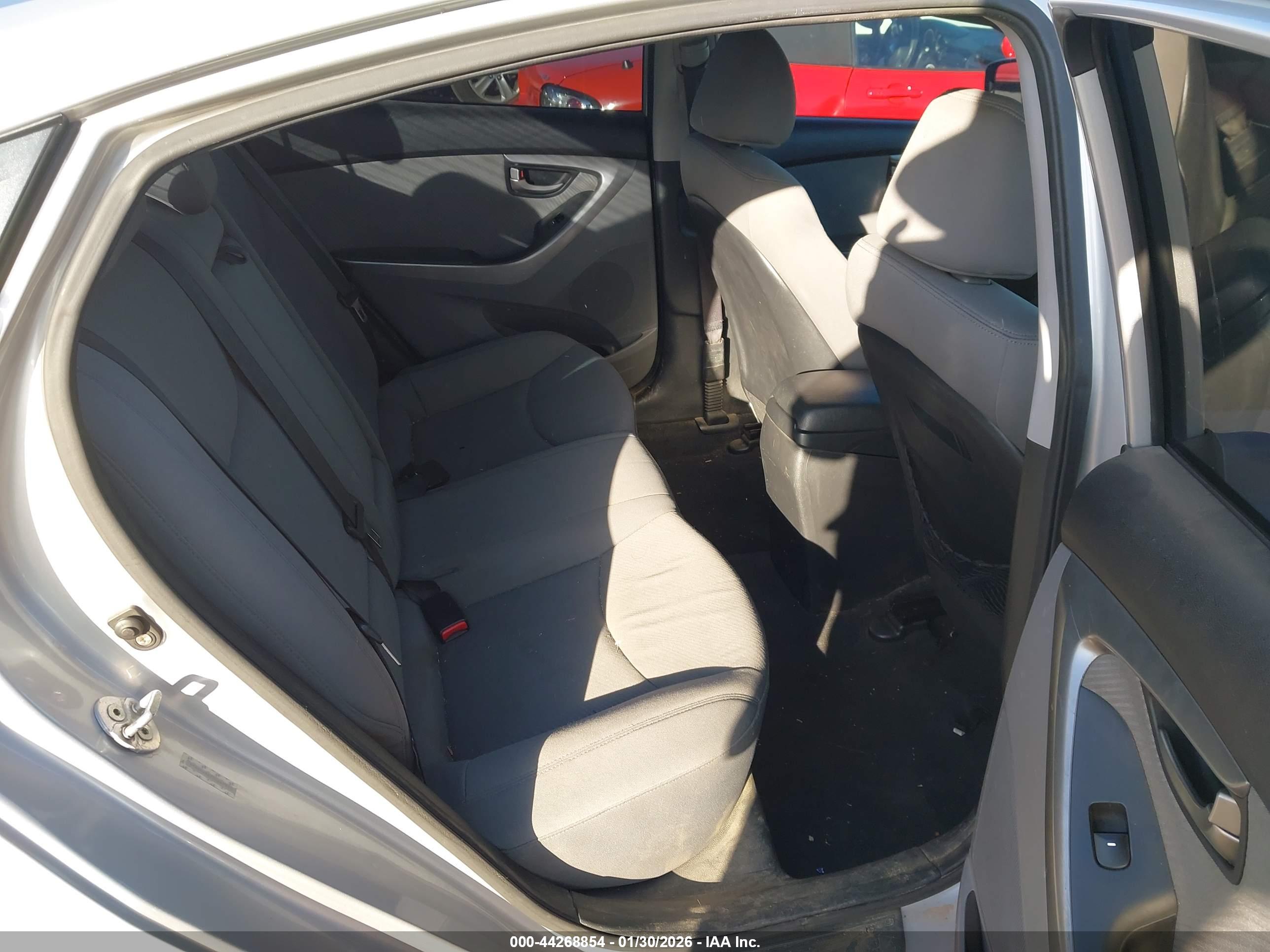 HYUNDAI ELANTRA image 8