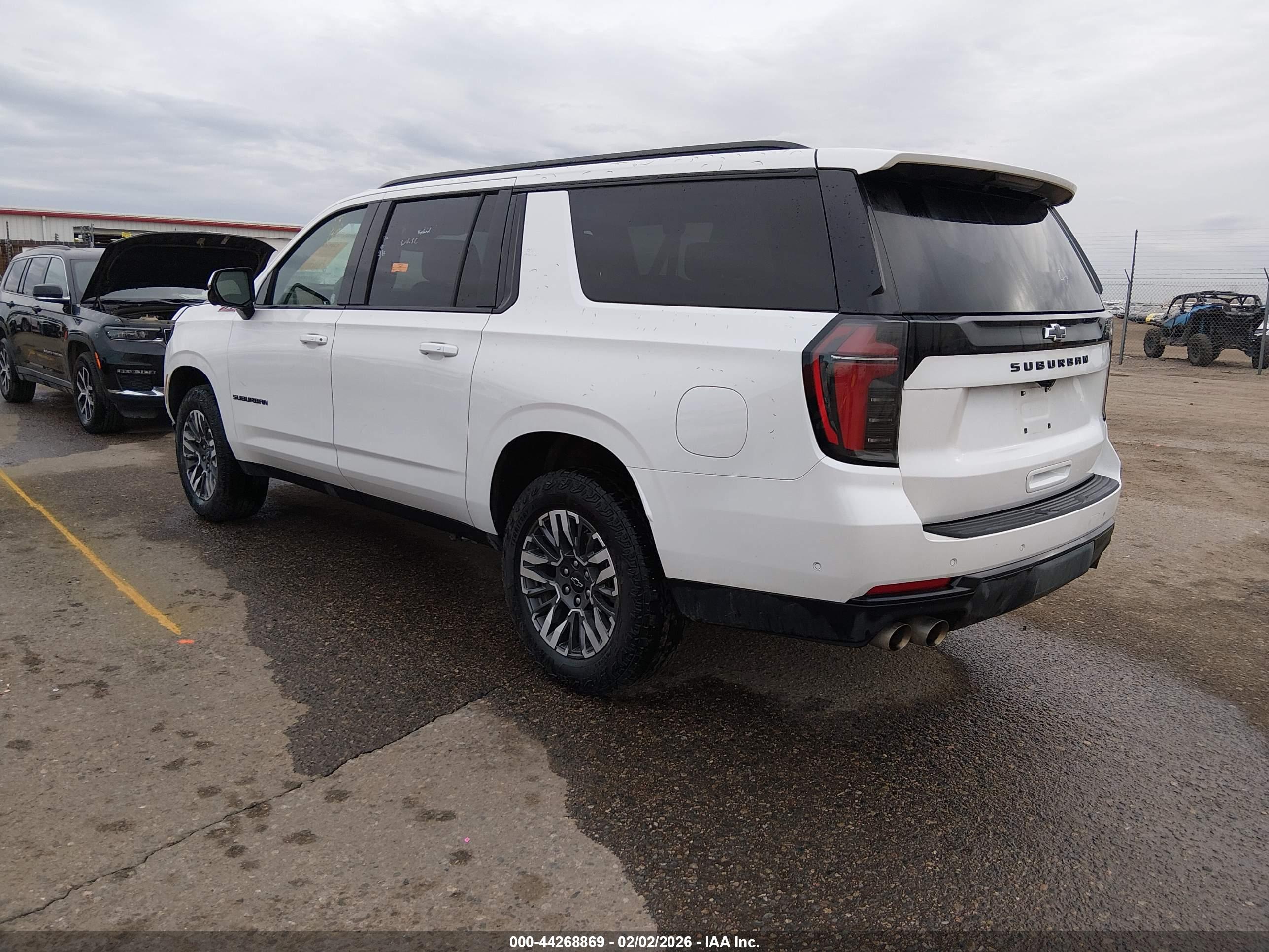 CHEVROLET SUBURBAN image 3