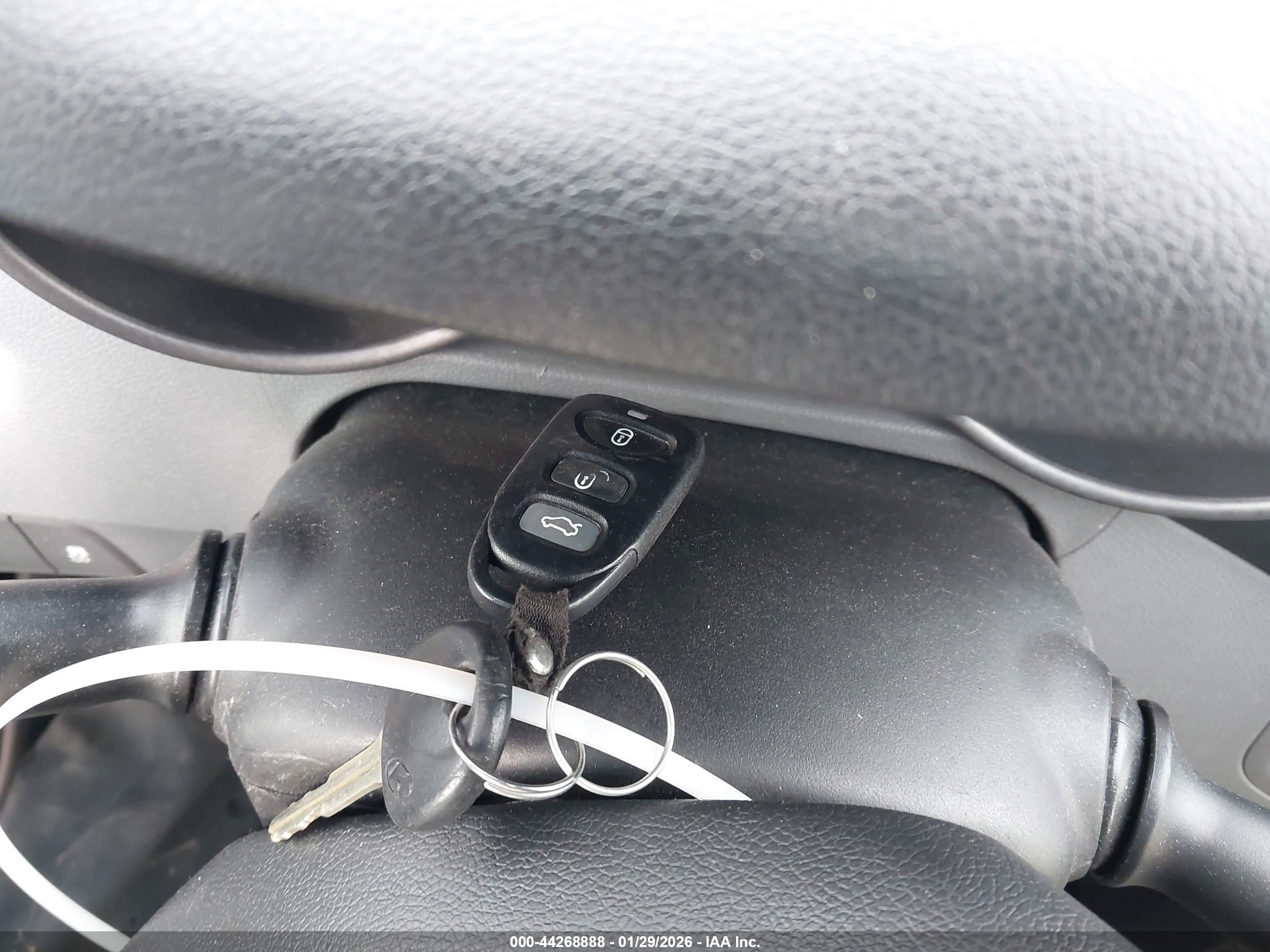 HYUNDAI ELANTRA image 11