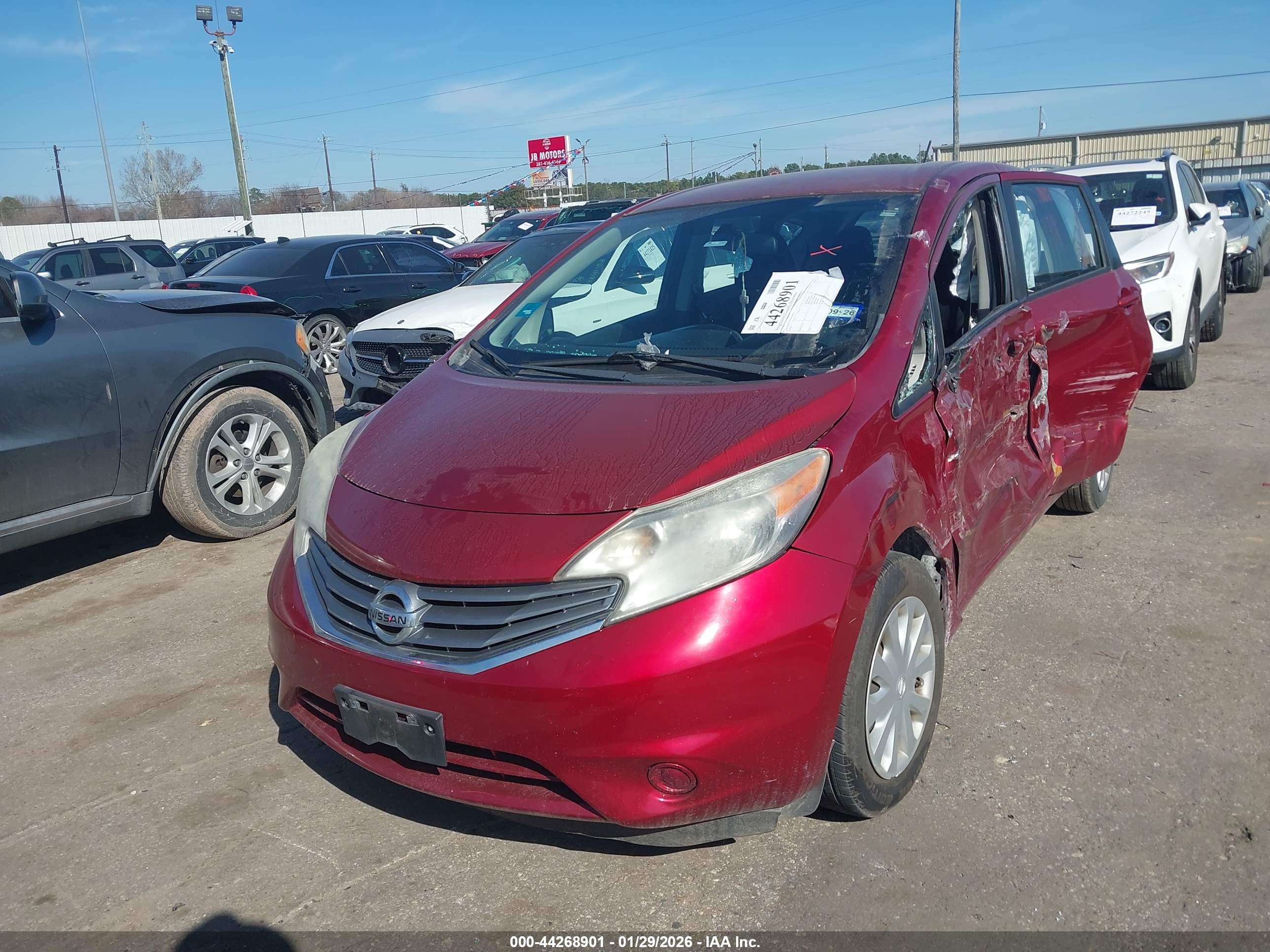 NISSAN VERSA image 6