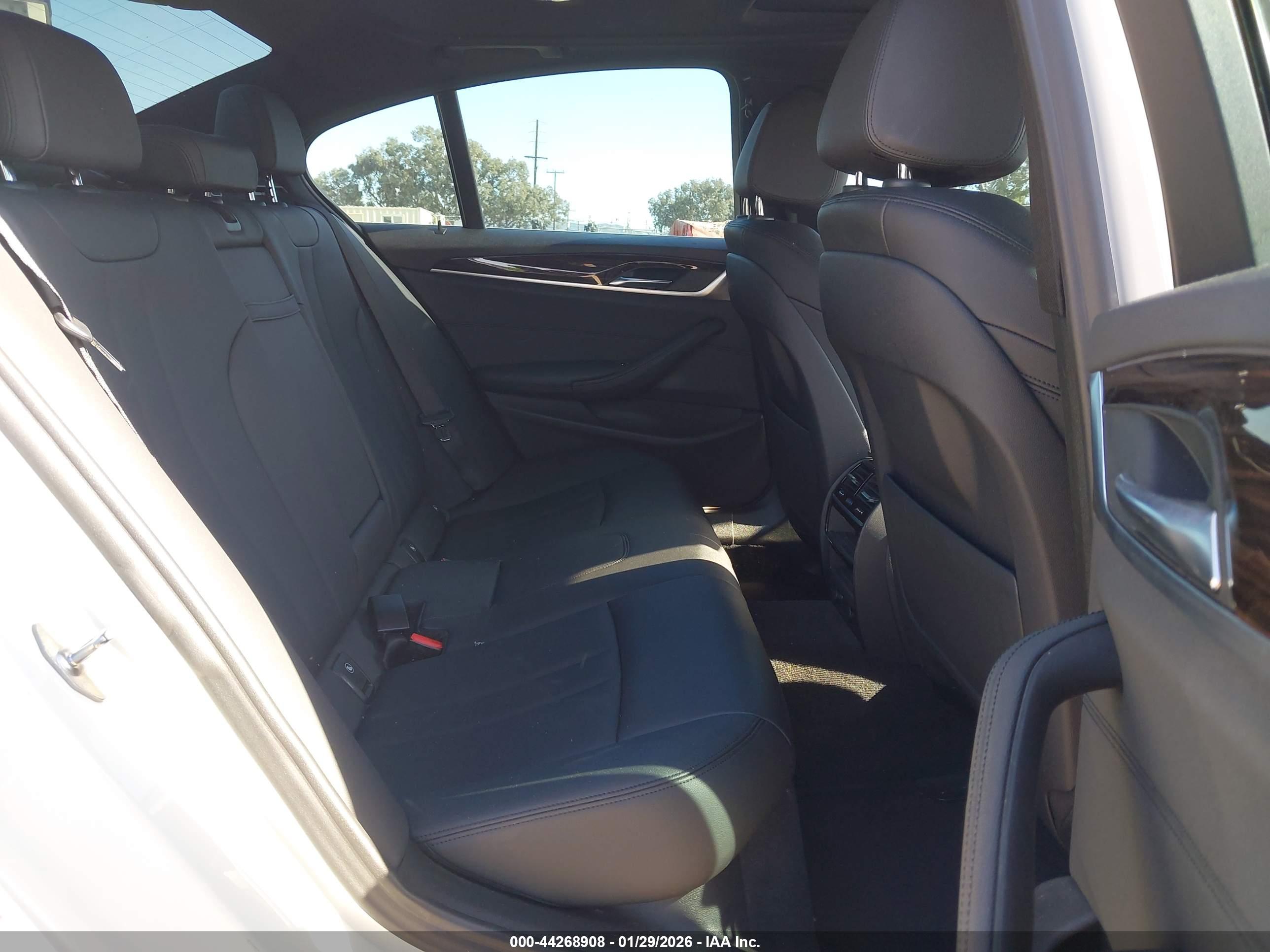 BMW 530E image 8