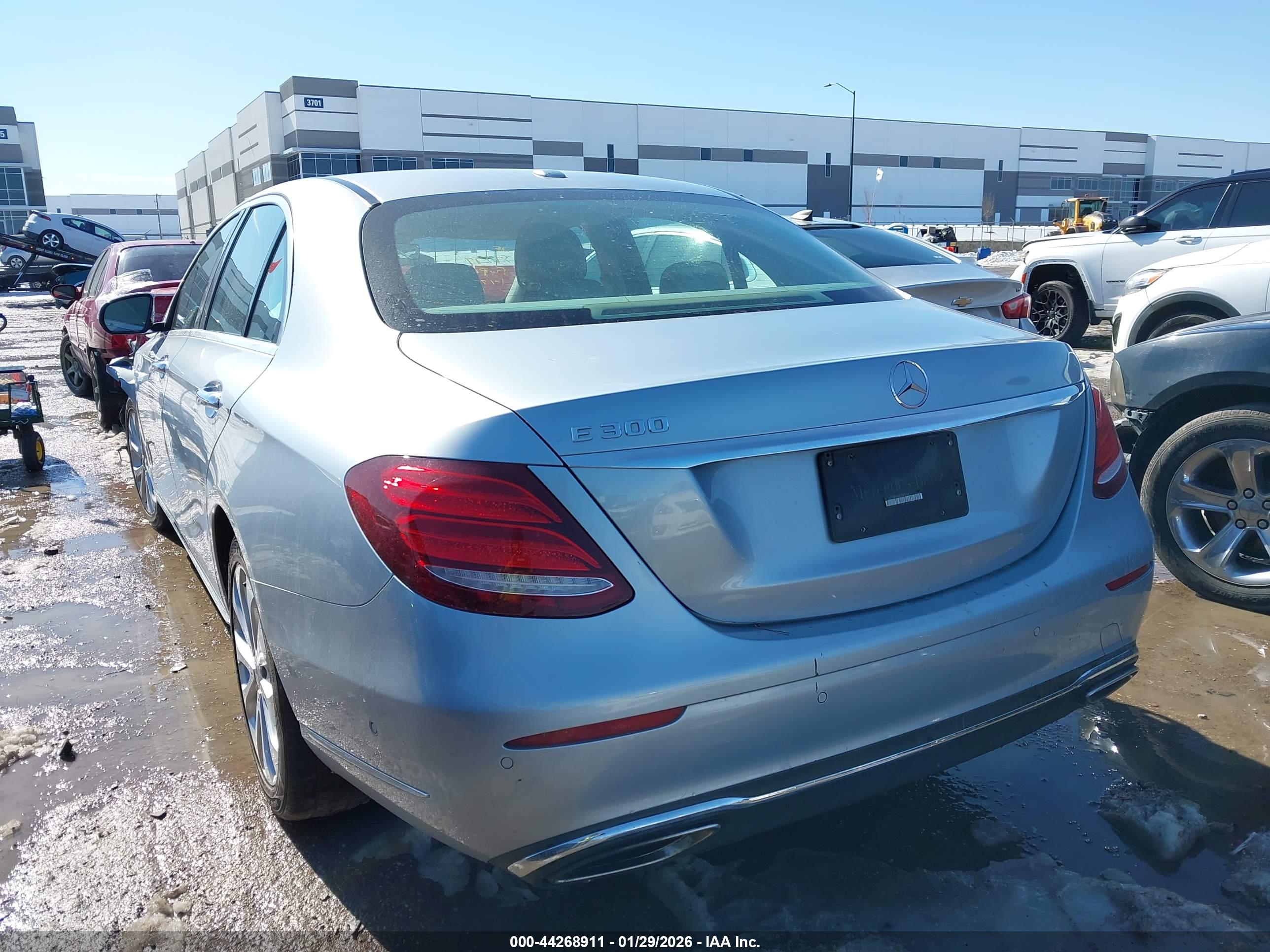 MERCEDES-BENZ E image 3