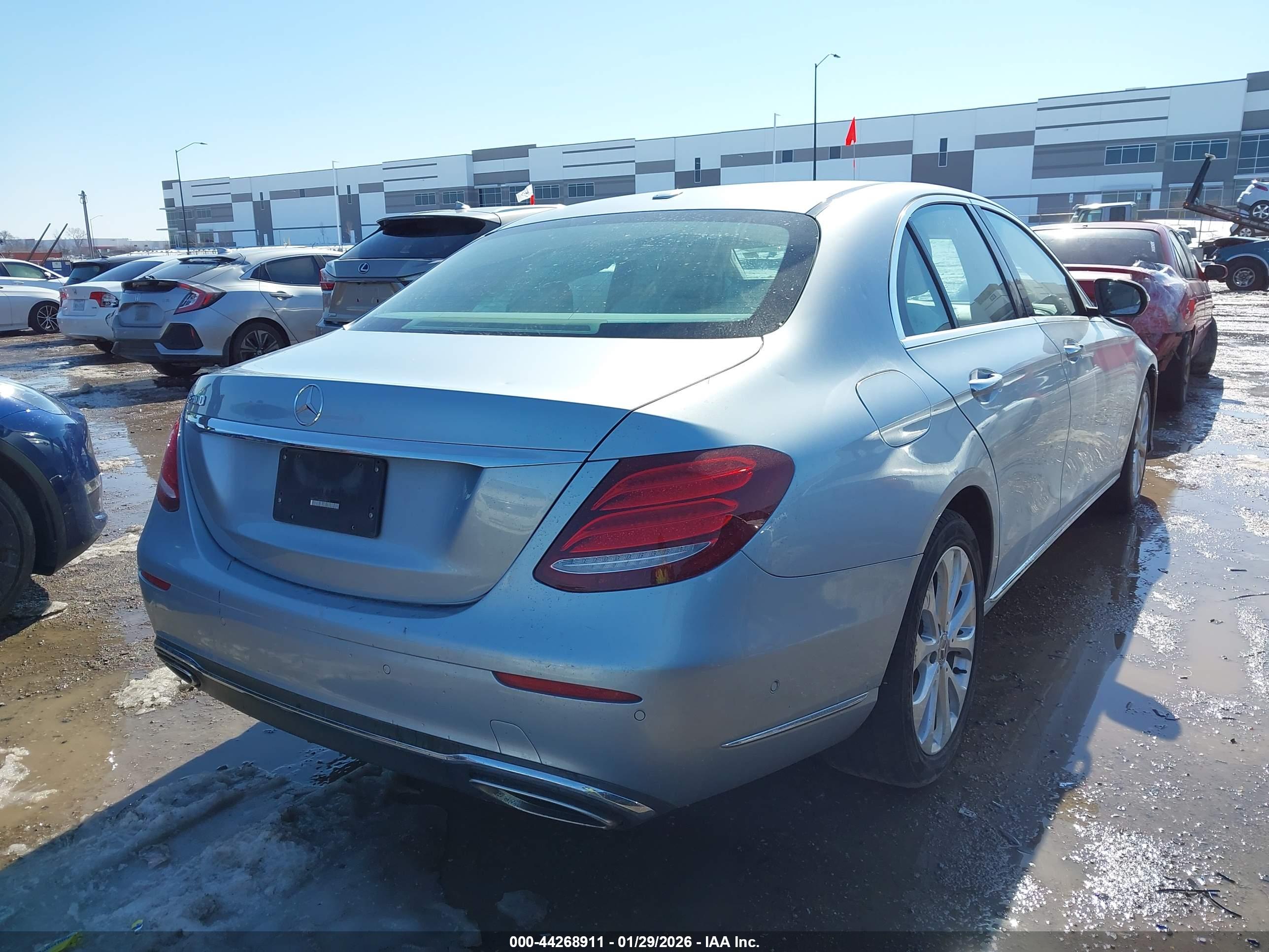 MERCEDES-BENZ E image 4