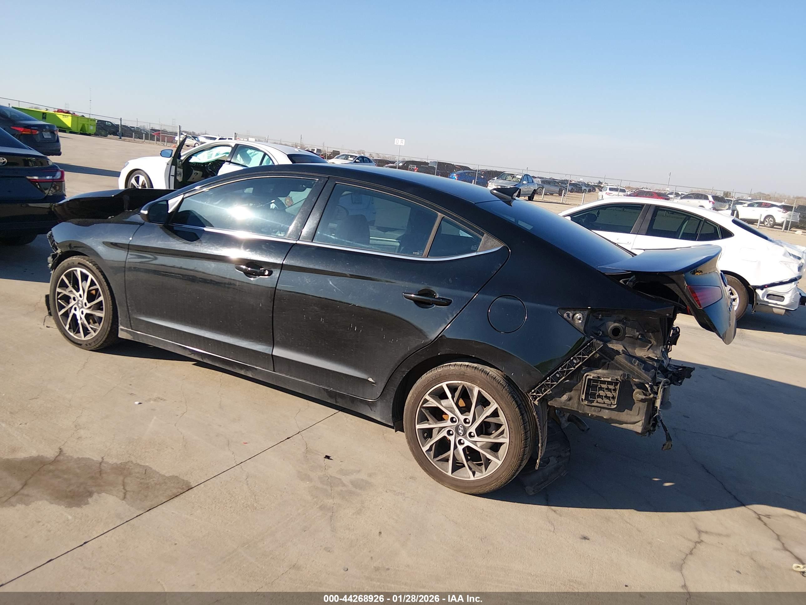 HYUNDAI ELANTRA image 3