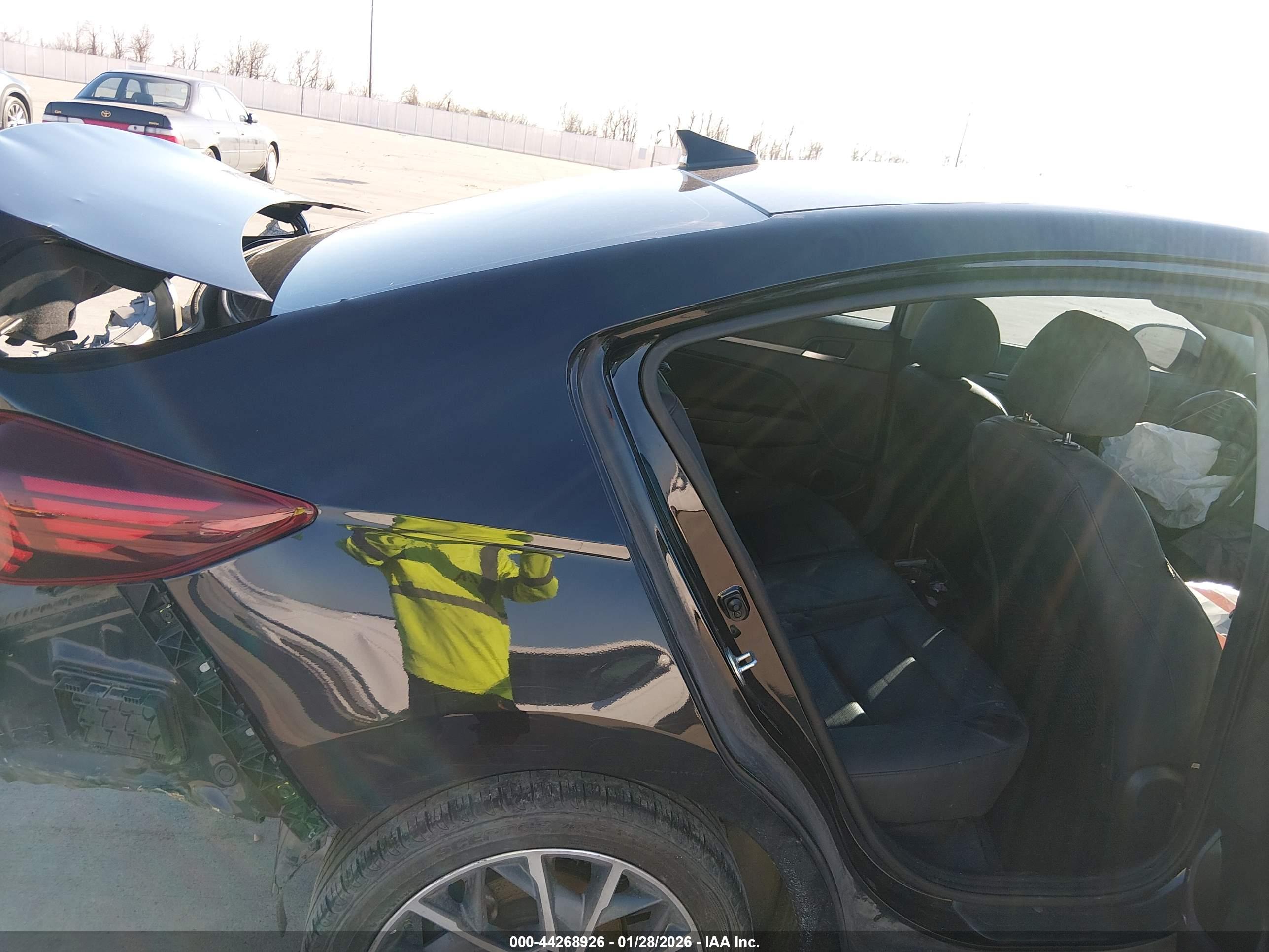 HYUNDAI ELANTRA image 8