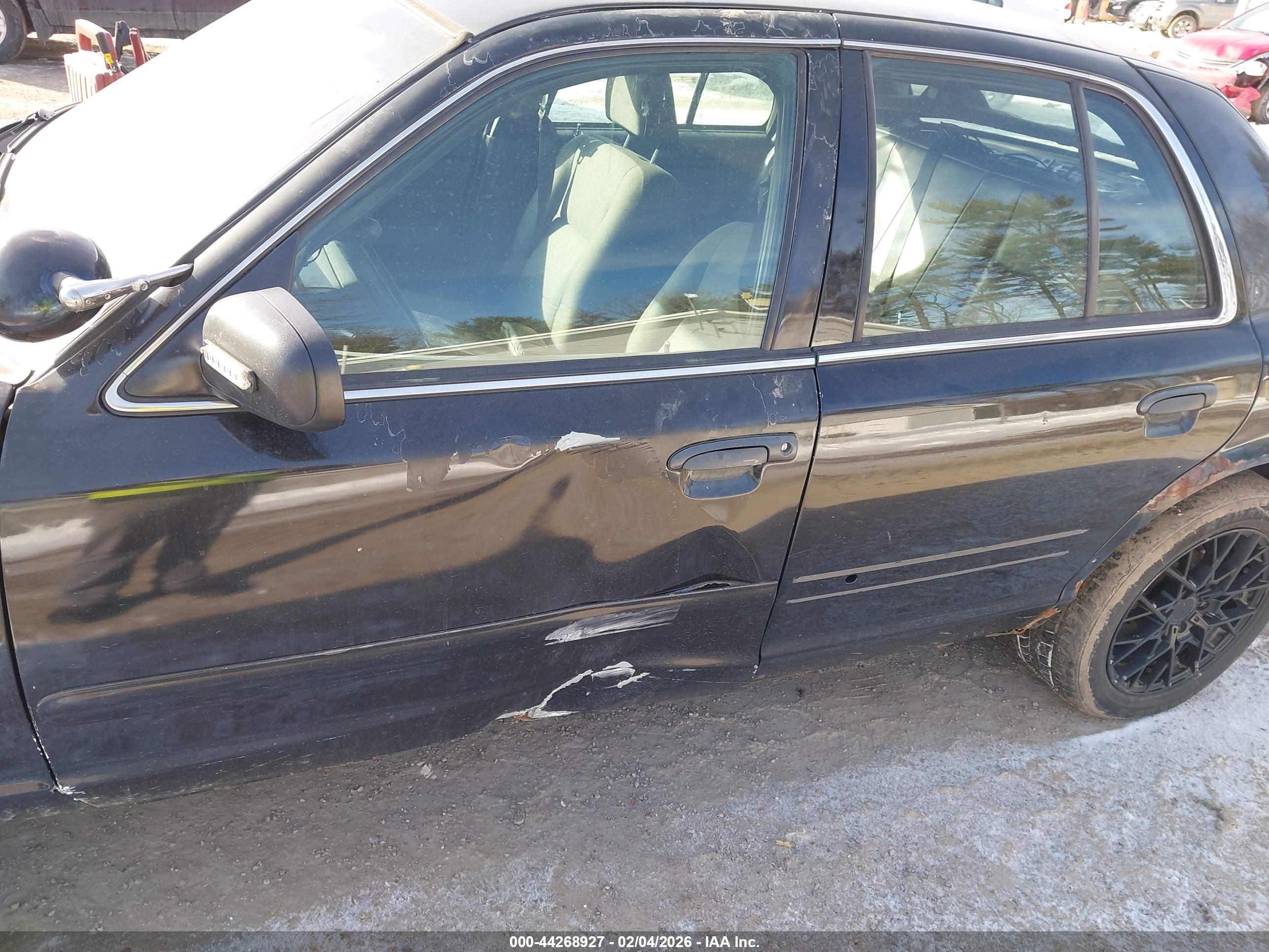 FORD CROWN image 6