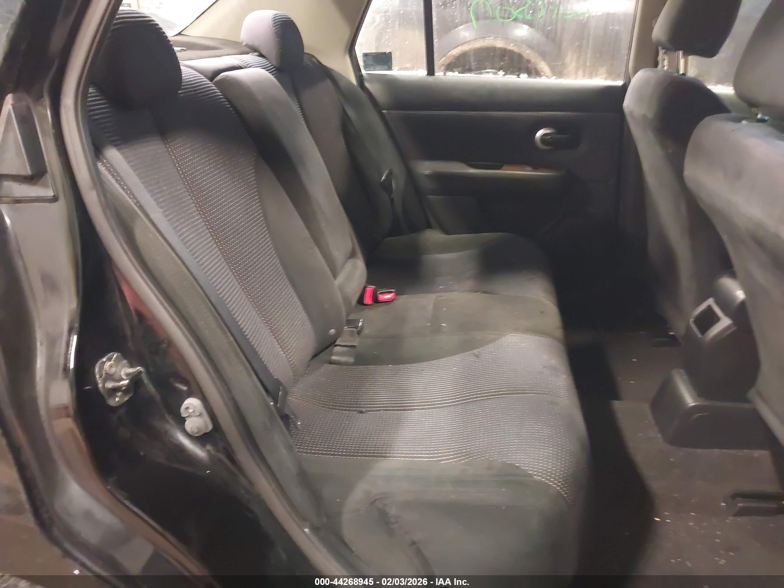 NISSAN VERSA image 8