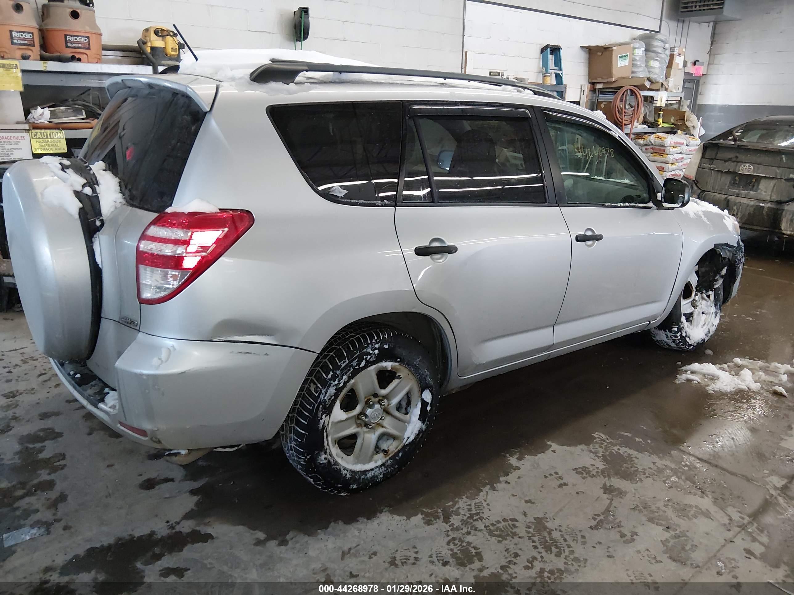 TOYOTA RAV4 image 4