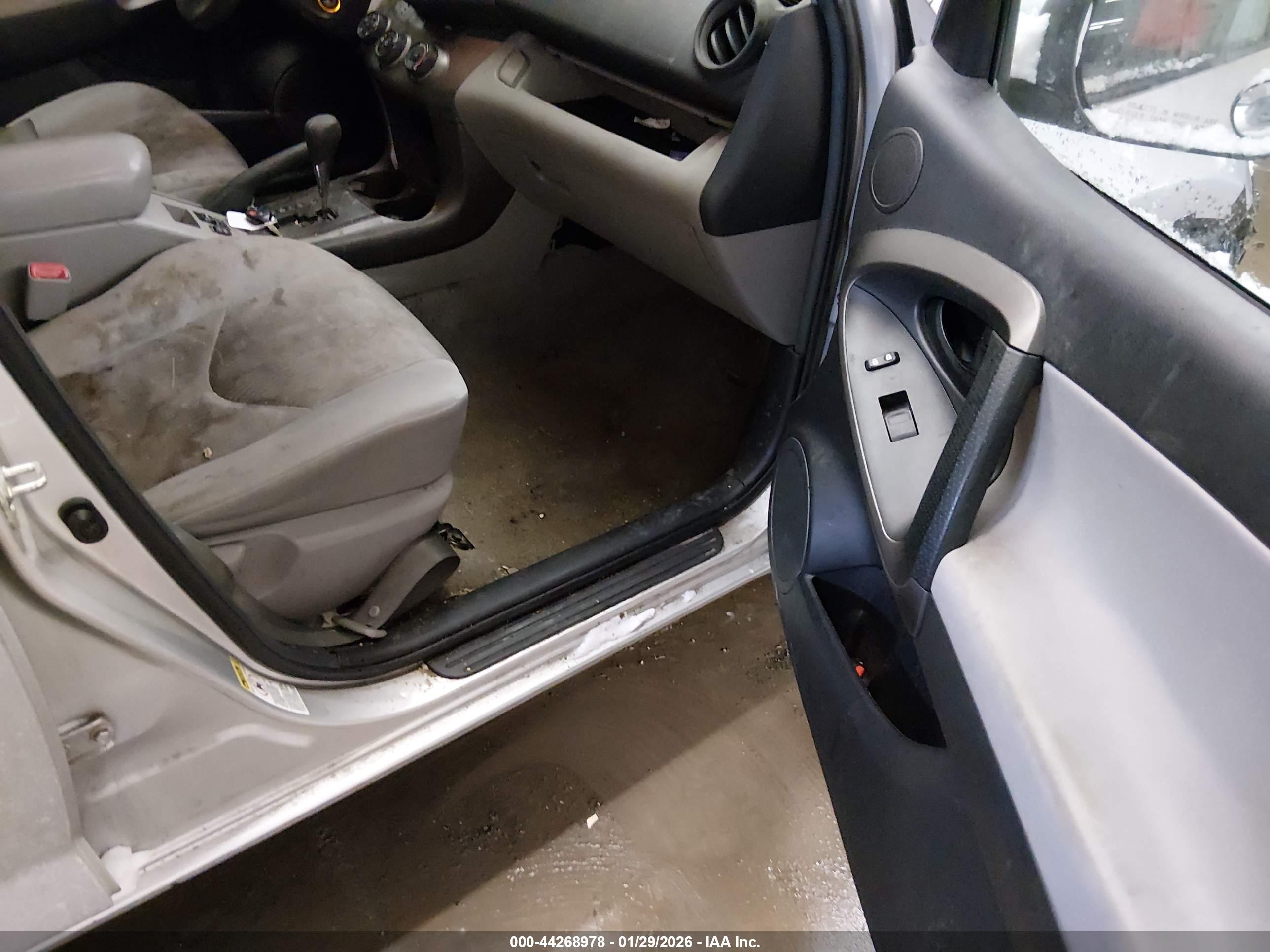 TOYOTA RAV4 image 5