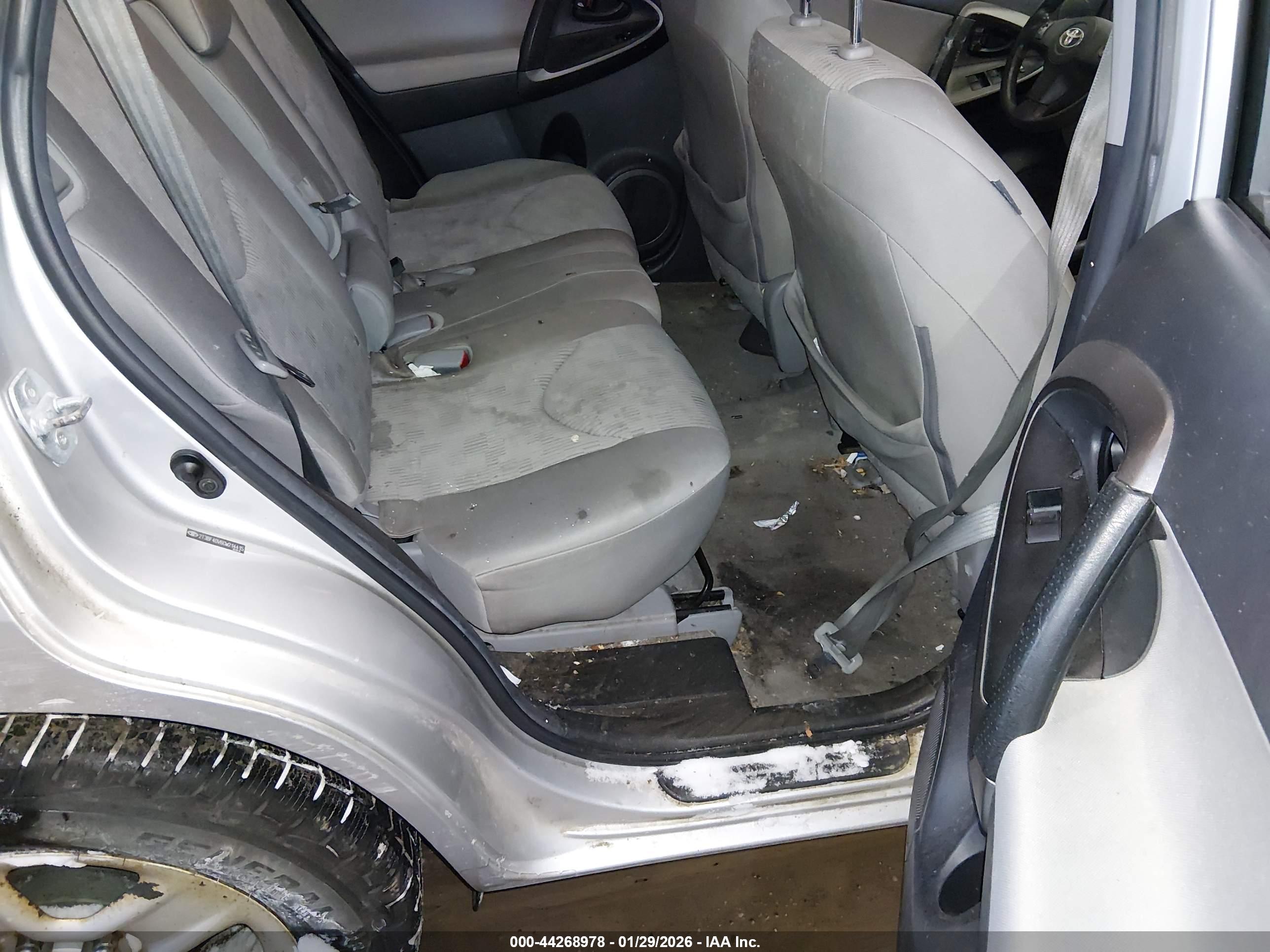 TOYOTA RAV4 image 8