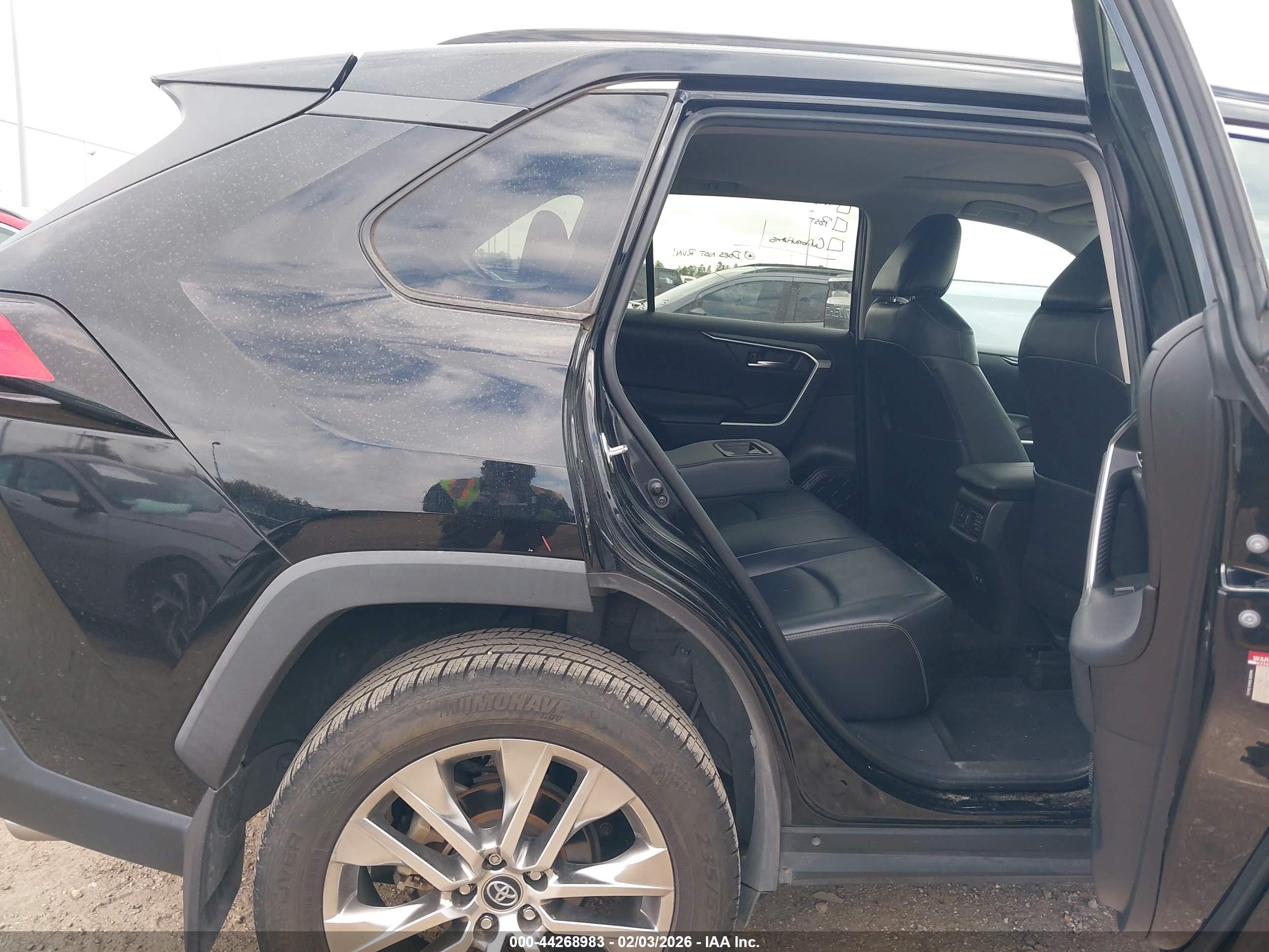 TOYOTA RAV4 image 8
