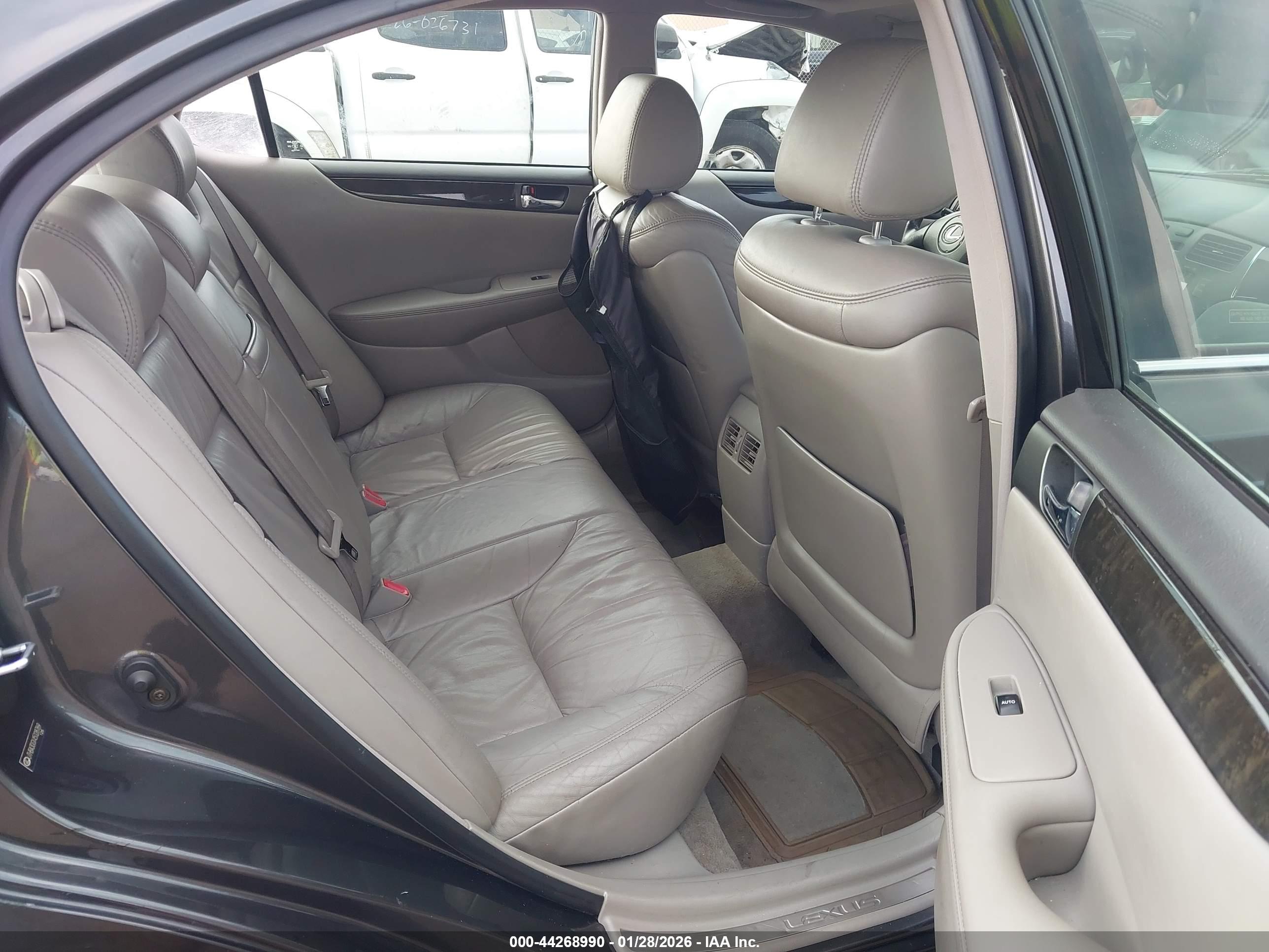 LEXUS ES image 8