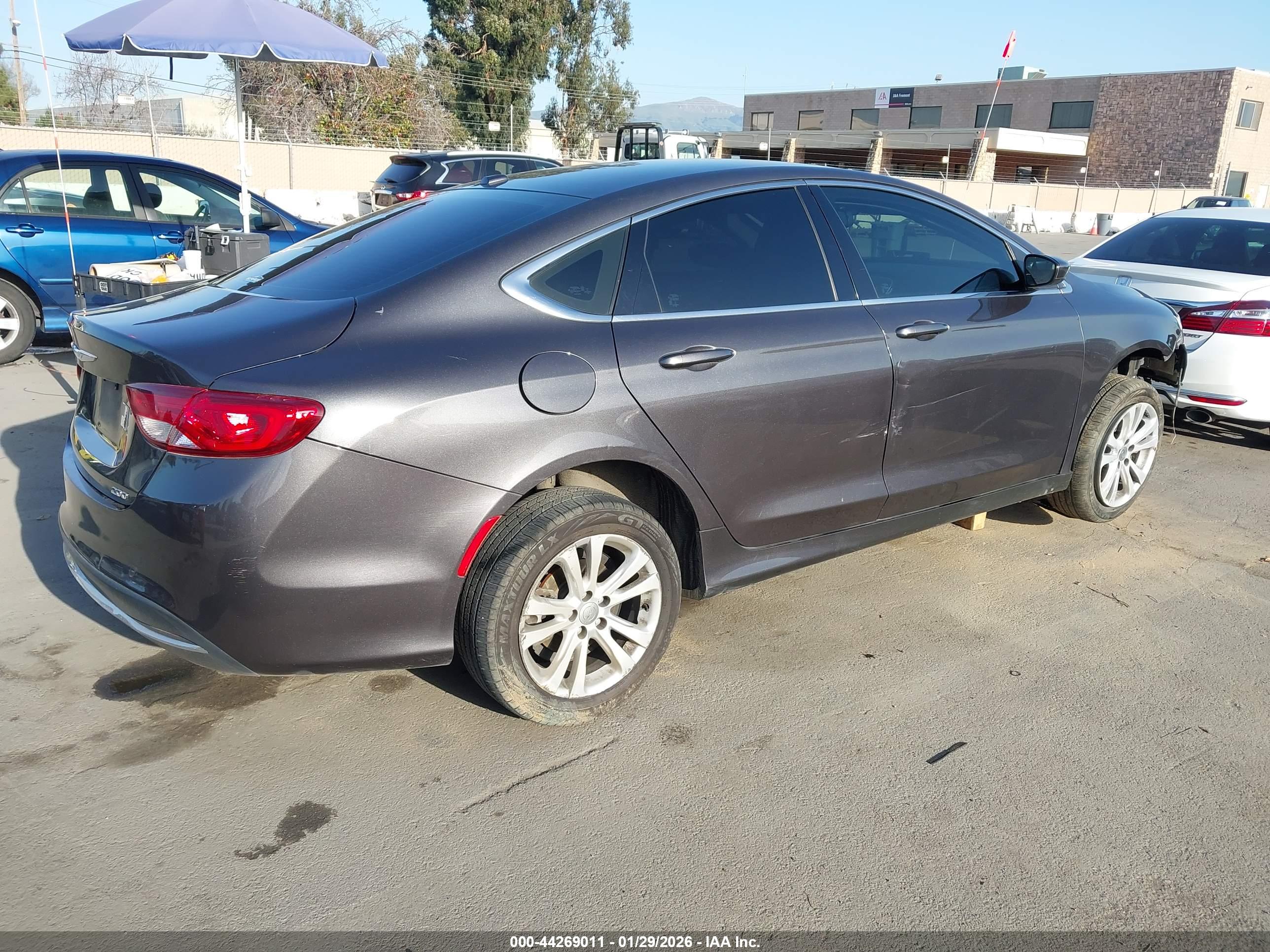 CHRYSLER 200 image 4