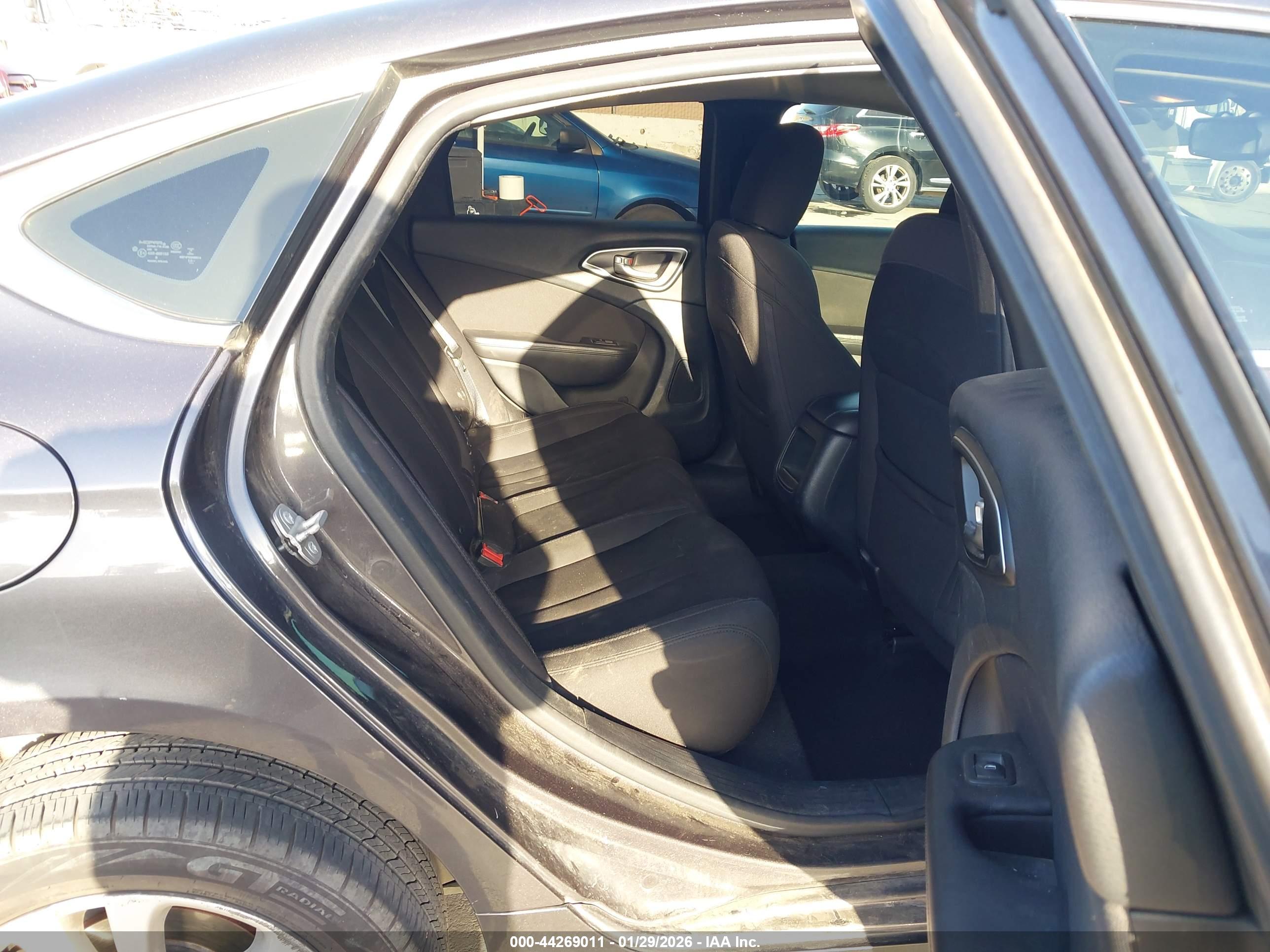 CHRYSLER 200 image 8