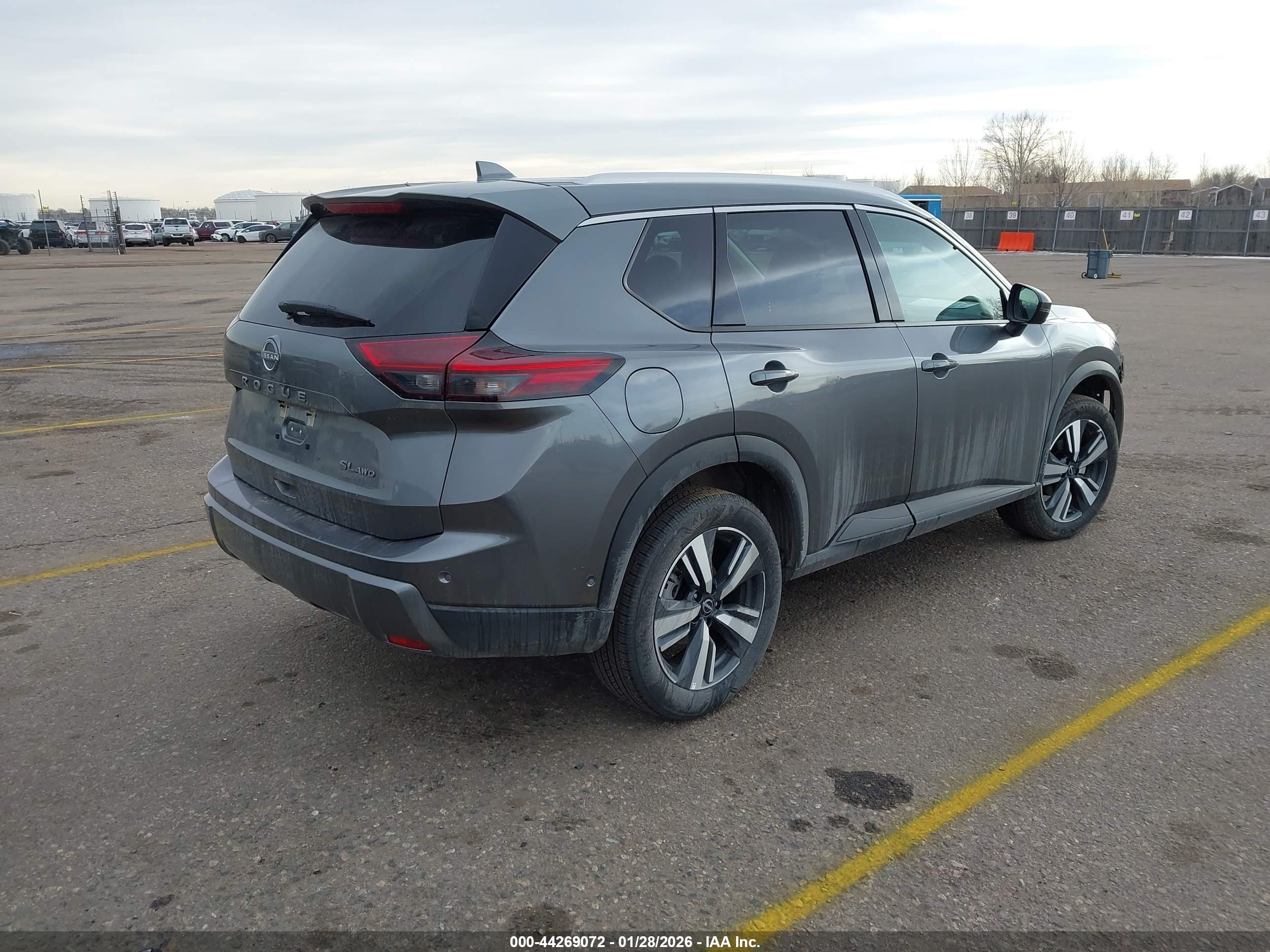 NISSAN ROGUE image 4
