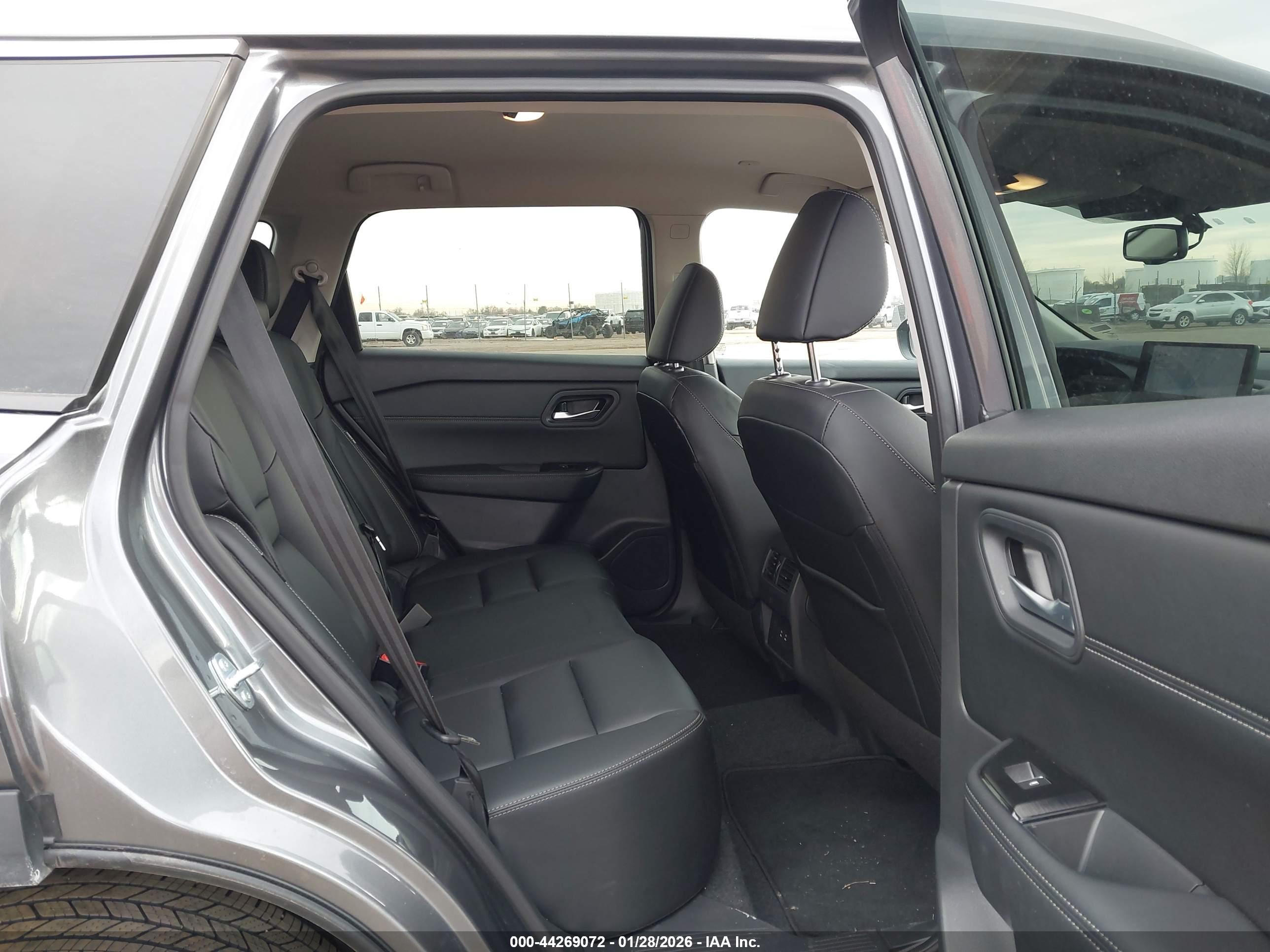 NISSAN ROGUE image 8
