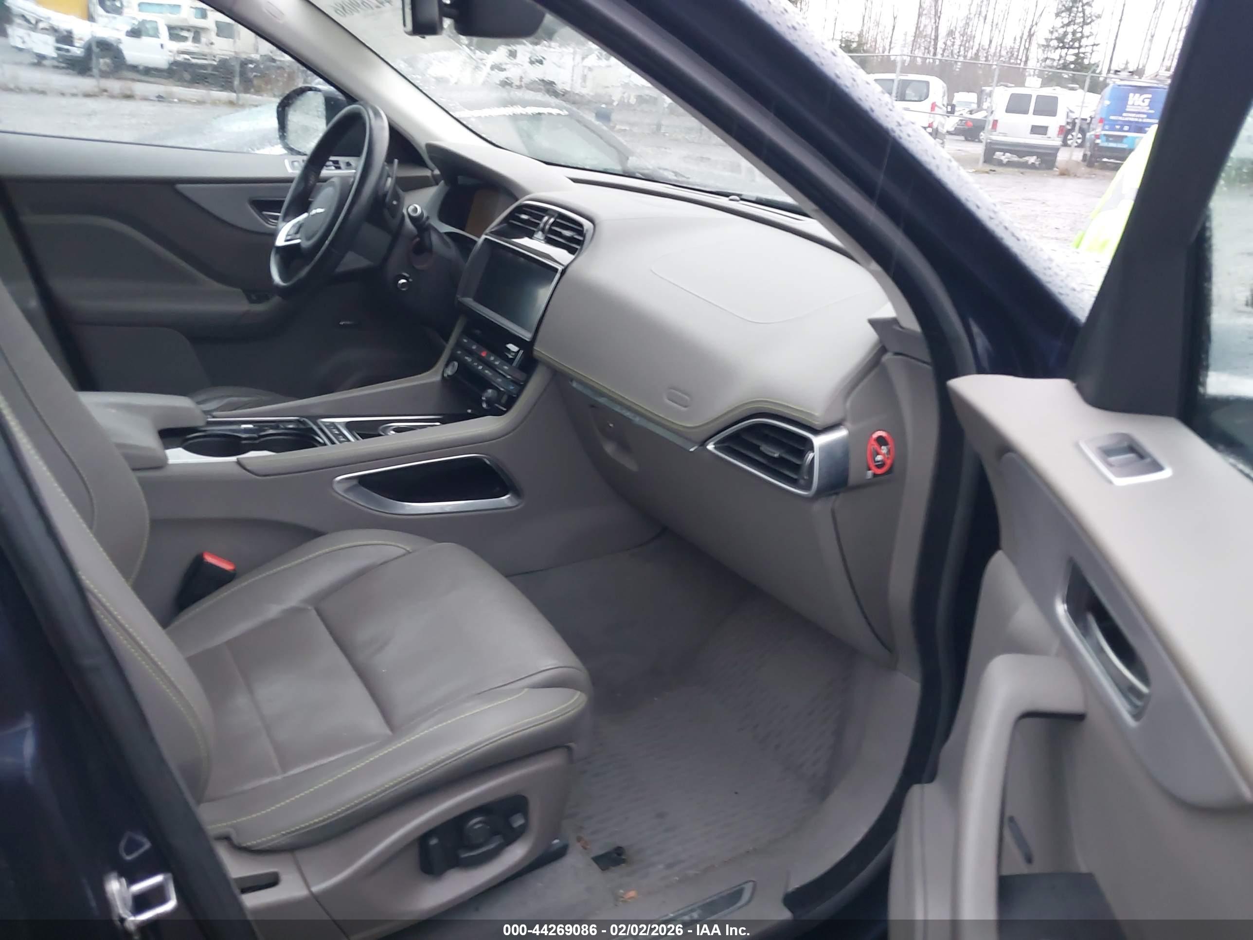 JAGUAR F-PACE image 5
