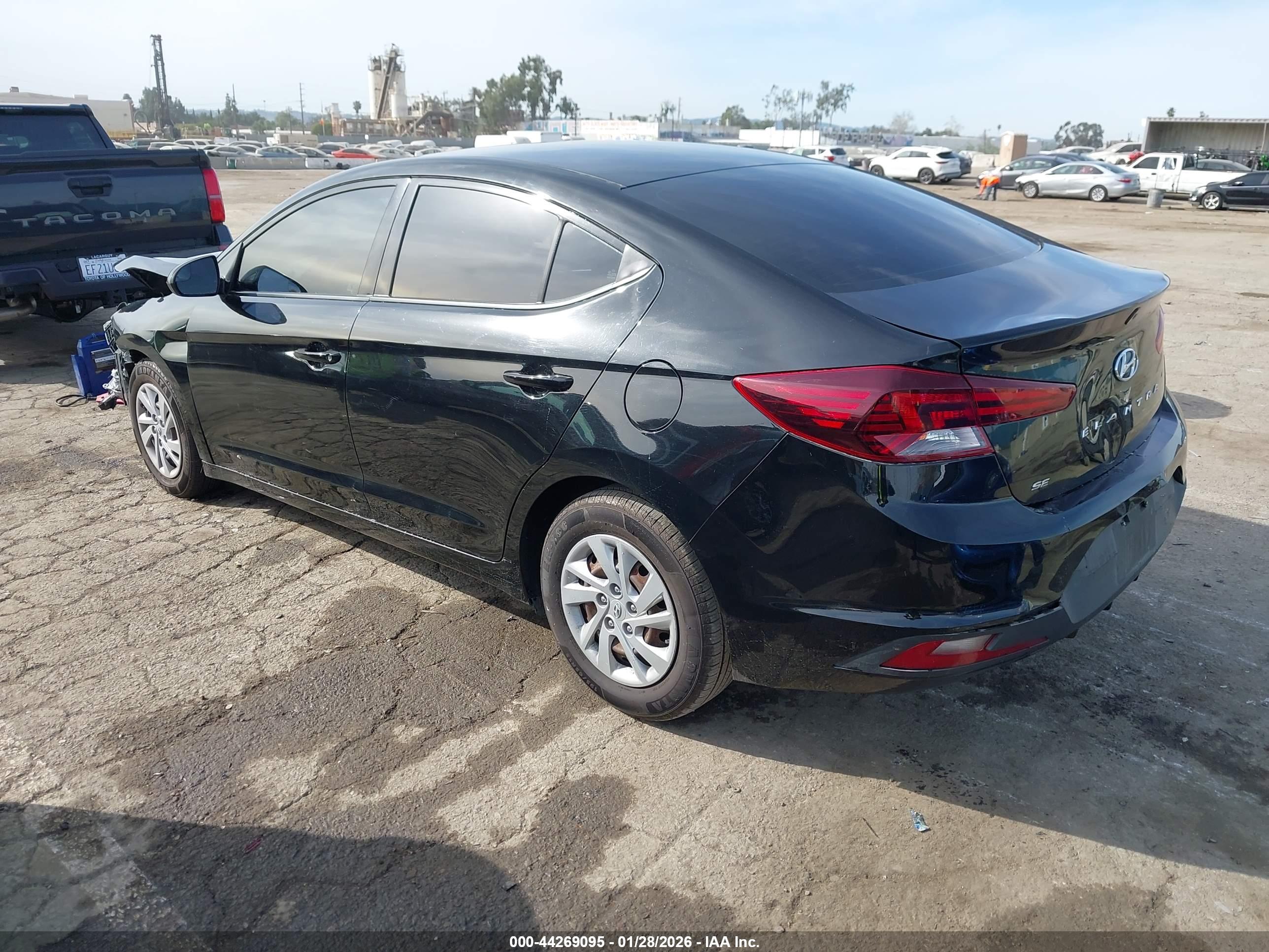 HYUNDAI ELANTRA image 3