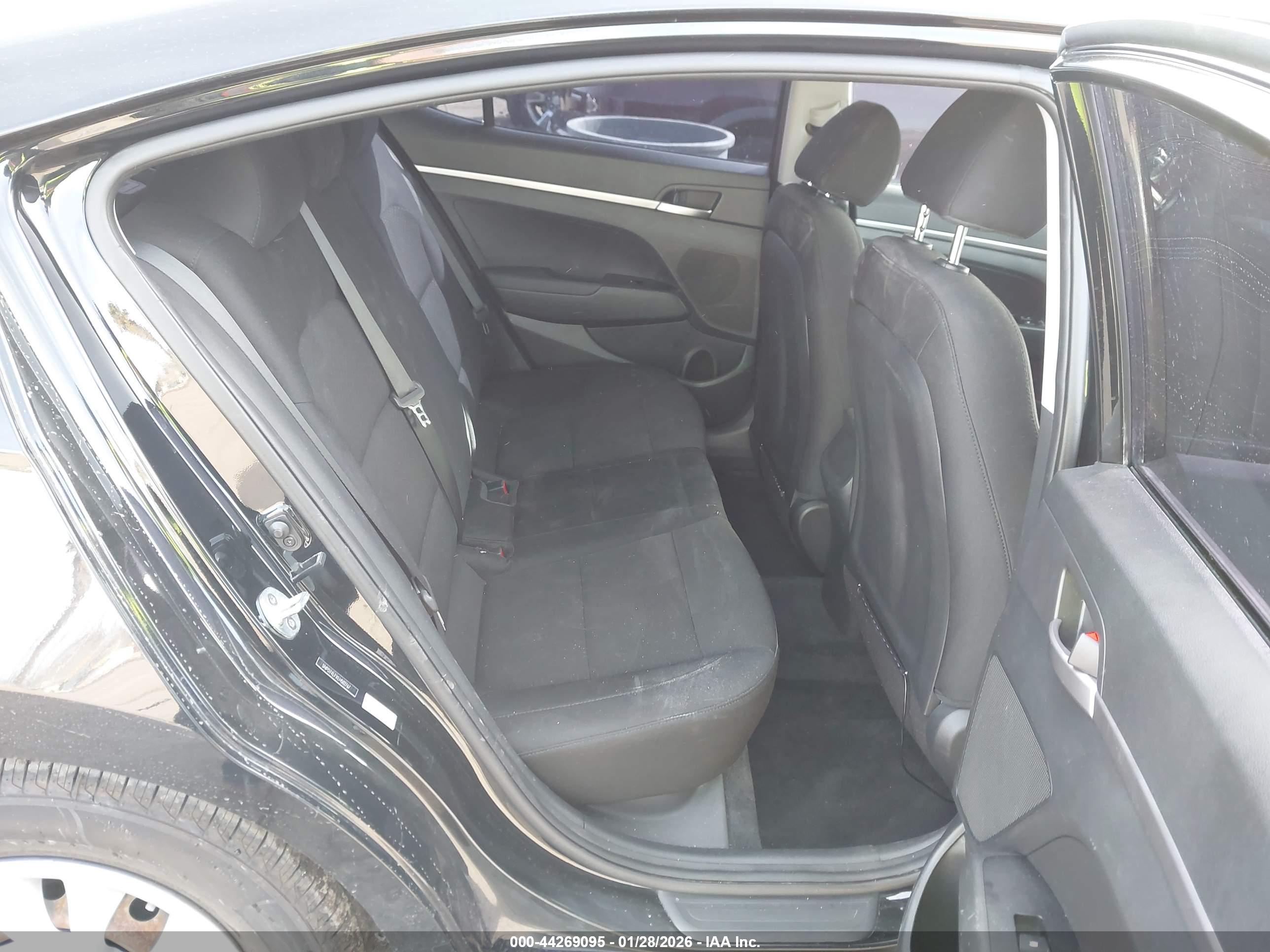 HYUNDAI ELANTRA image 8